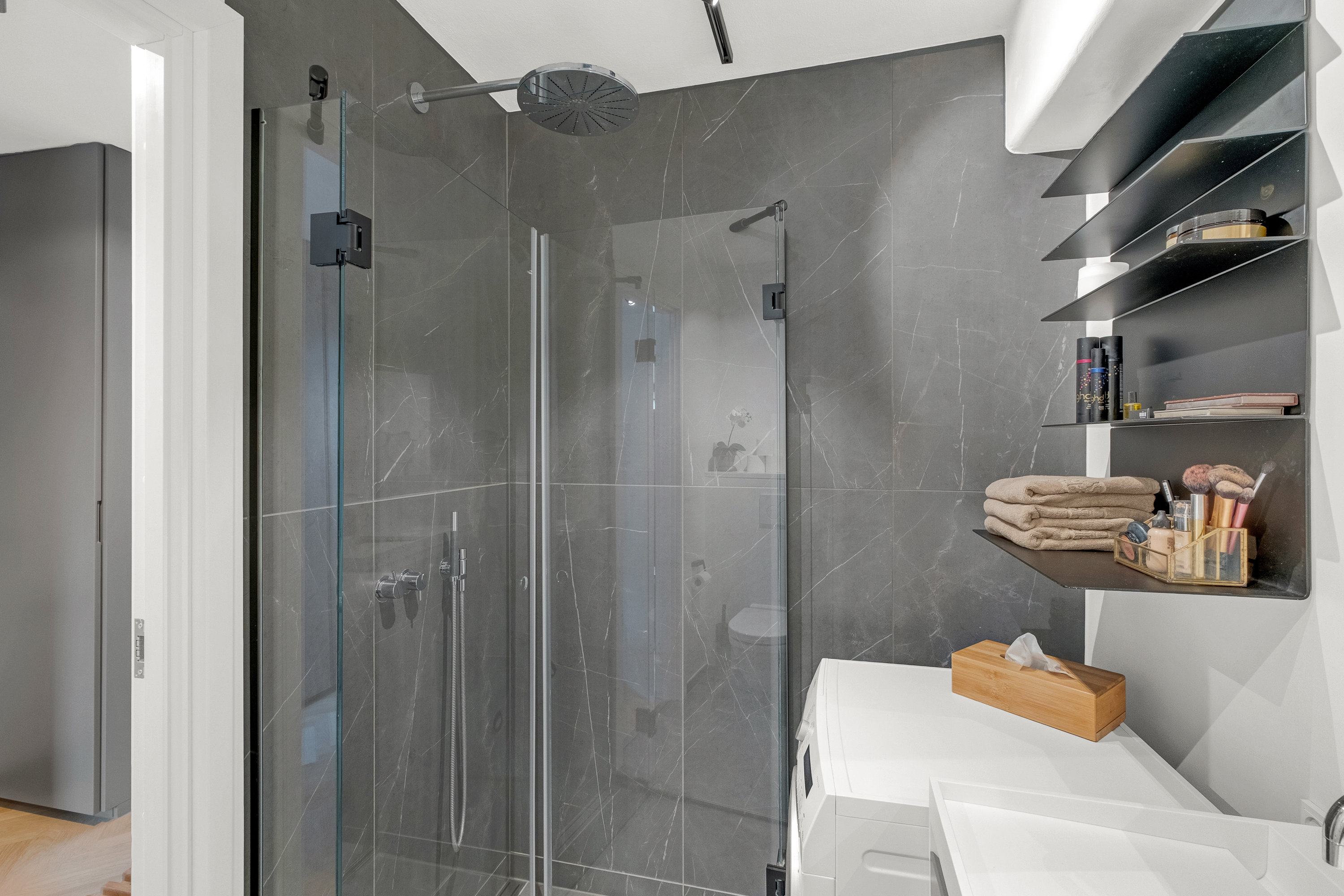 Fremhævet badeværelse billede i fuldskærmstilstand. Billede af Guldsmedgade 27, 4. th., 8000 Aarhus C