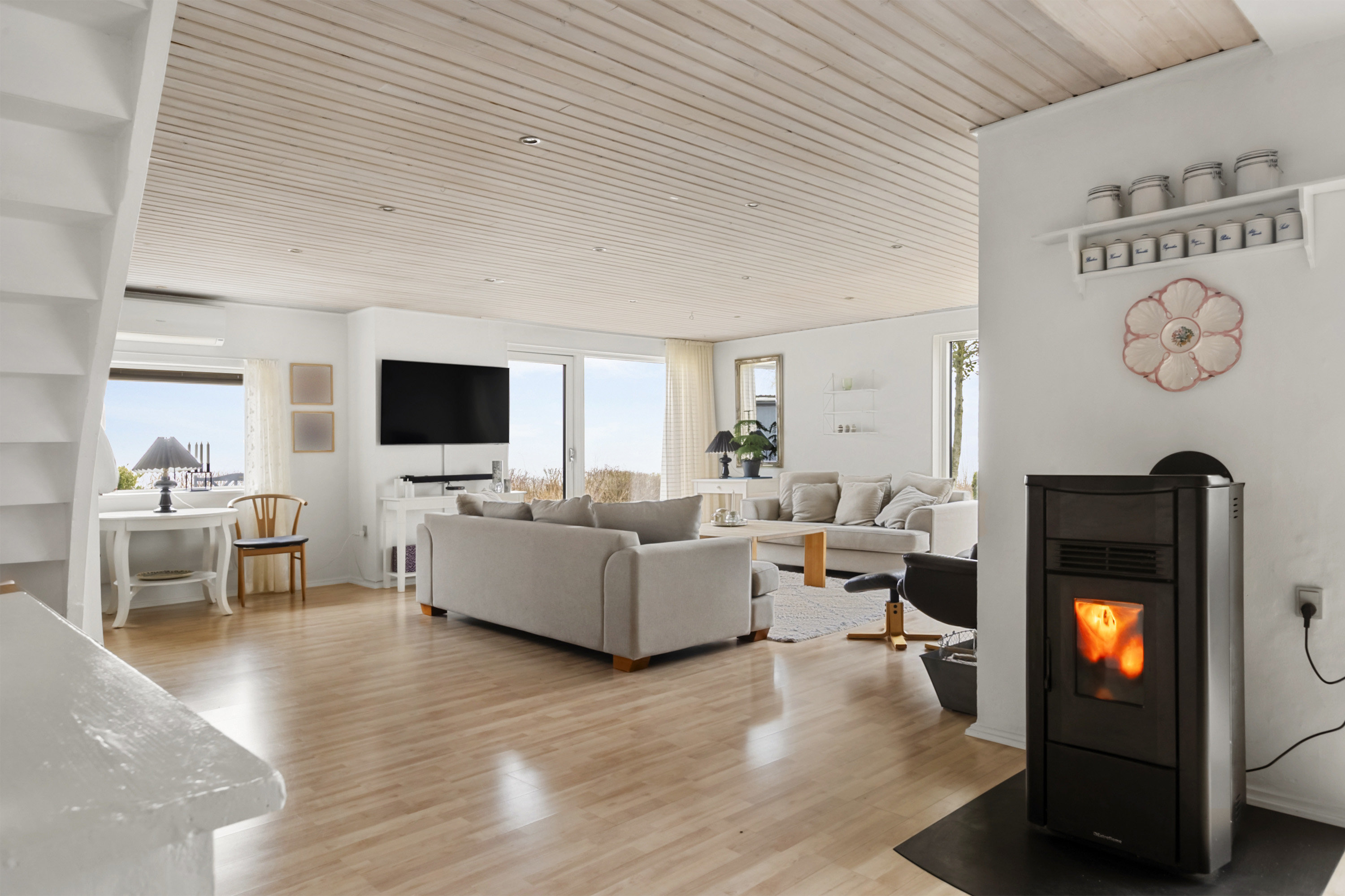 Fremhævet stue billede i fuldskærmstilstand. Billede af Lundsbjerg Møllevej 35, Begyndt, 6200 Aabenraa