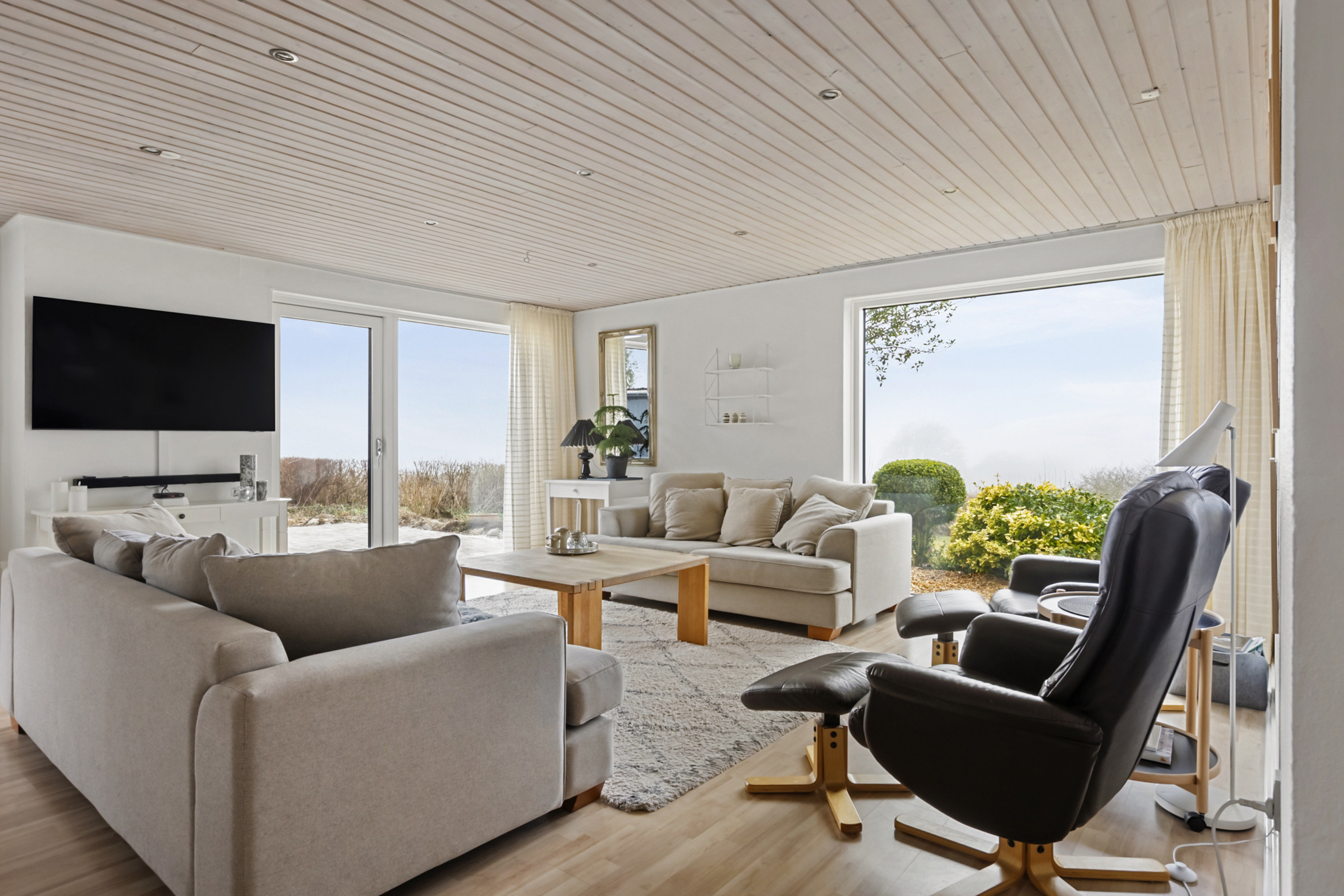 Fremhævet stue billede i fuldskærmstilstand. Billede af Lundsbjerg Møllevej 35, Begyndt, 6200 Aabenraa