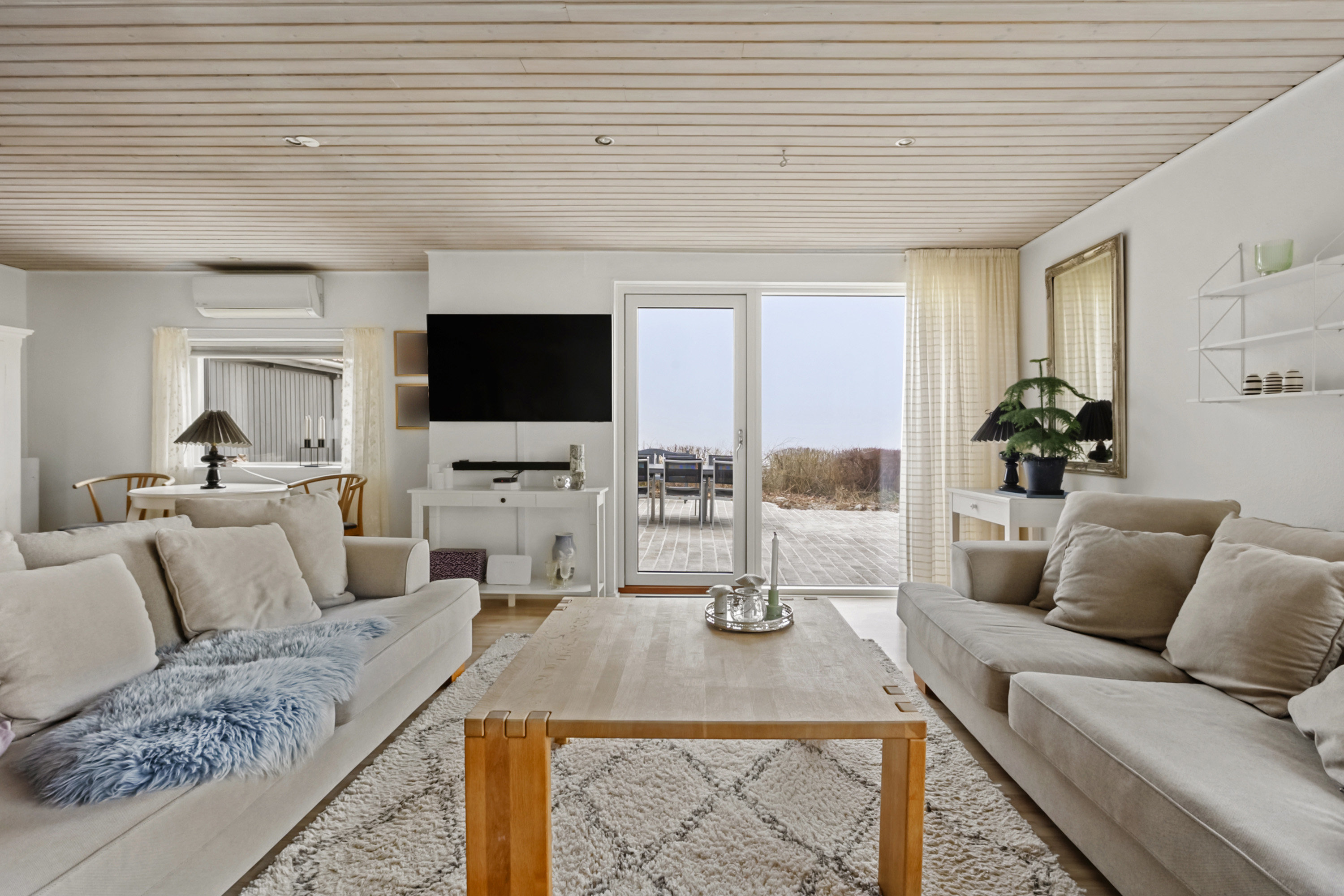 Fremhævet stue billede i fuldskærmstilstand. Billede af Lundsbjerg Møllevej 35, Begyndt, 6200 Aabenraa