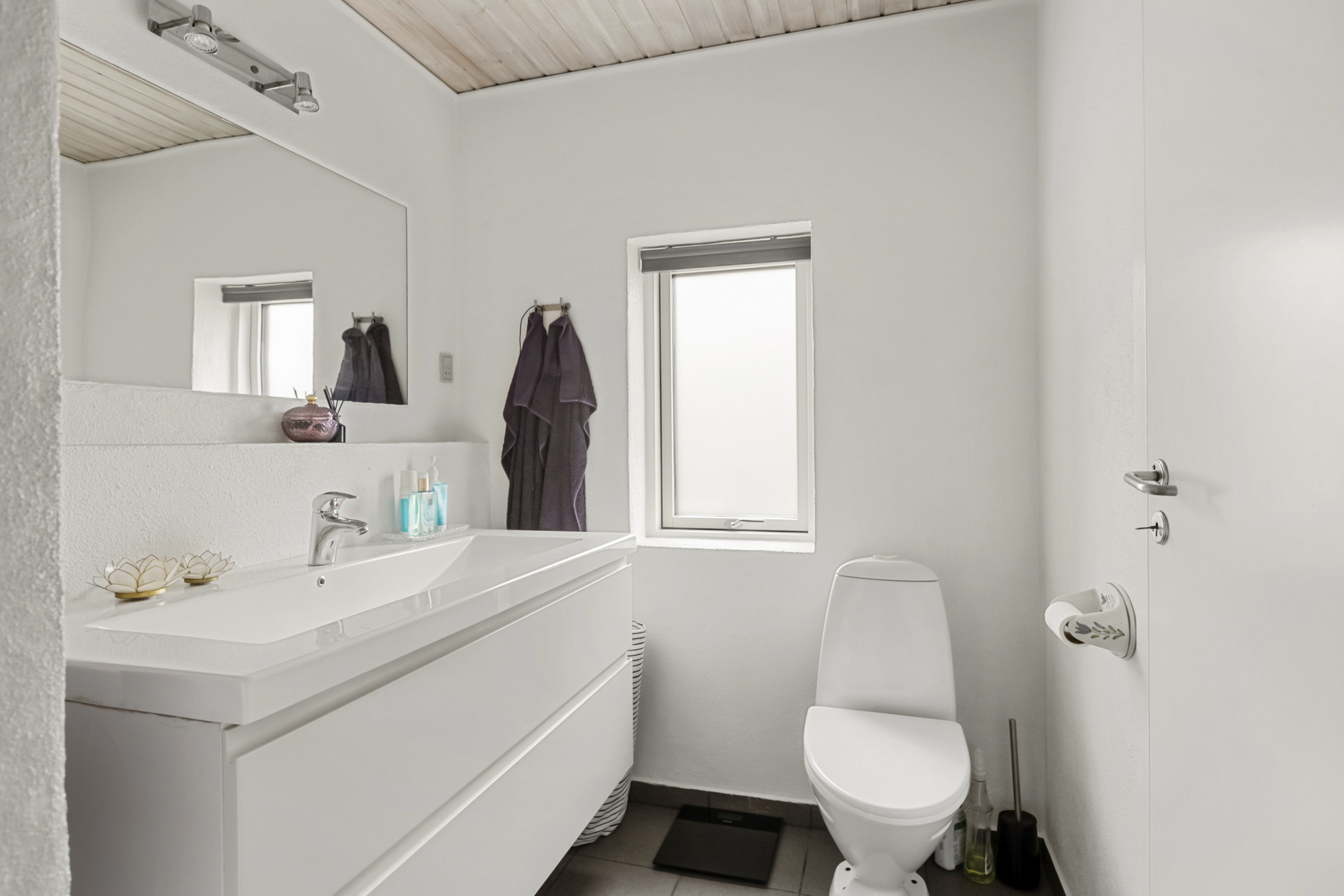 Fremhævet badeværelse billede i fuldskærmstilstand. Billede af Lundsbjerg Møllevej 35, Begyndt, 6200 Aabenraa