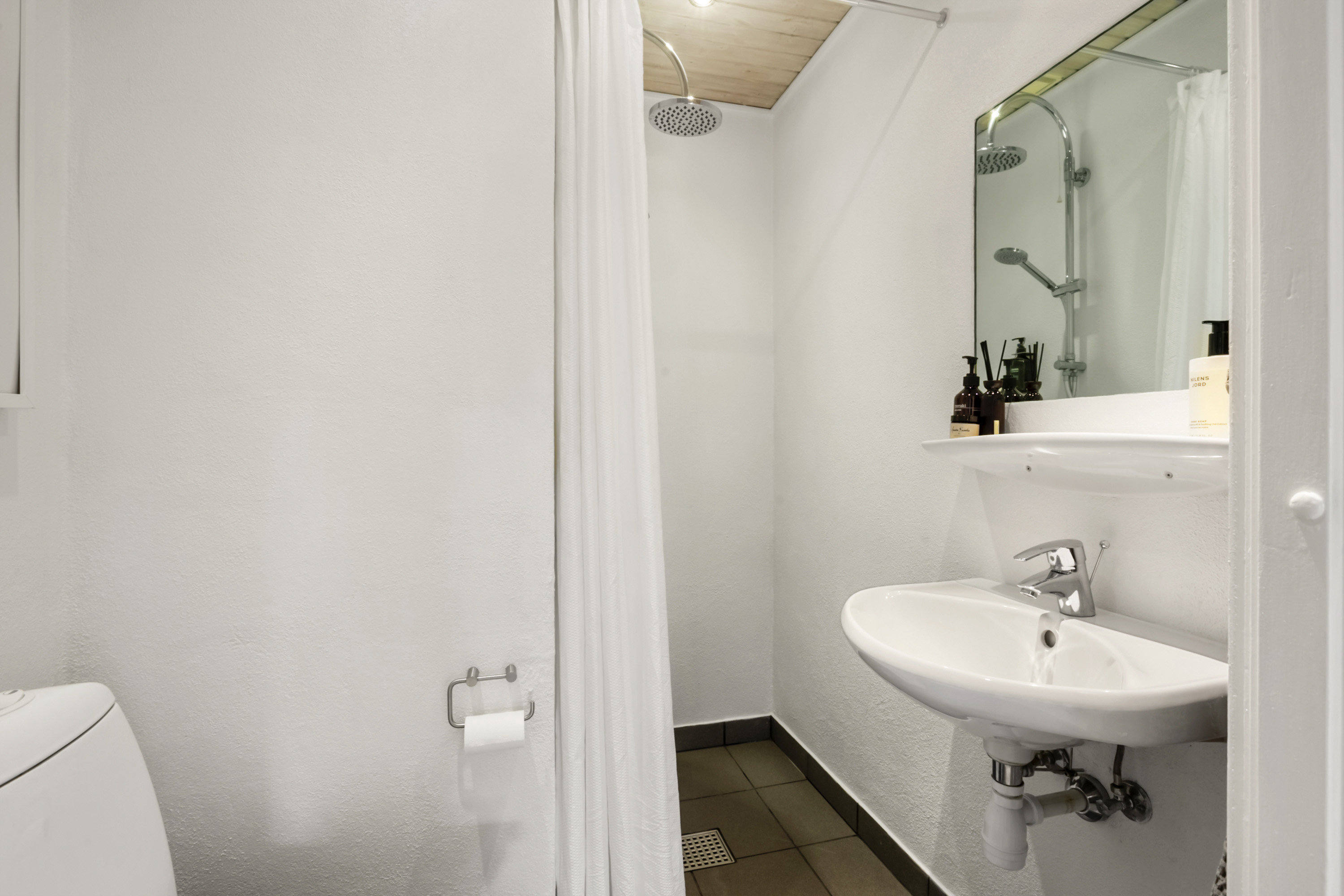 Fremhævet badeværelse billede i fuldskærmstilstand. Billede af Lundsbjerg Møllevej 35, Begyndt, 6200 Aabenraa