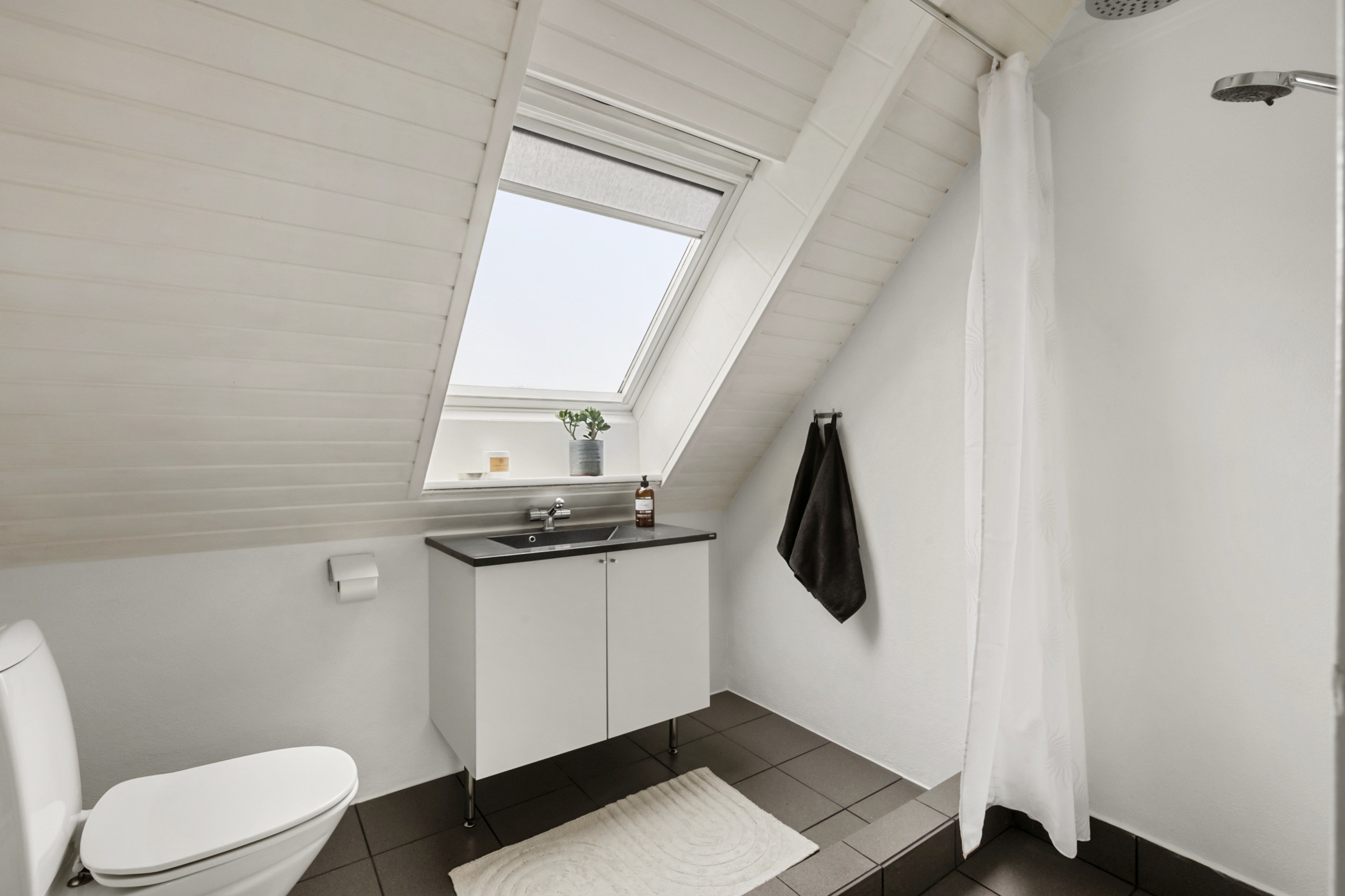 Fremhævet badeværelse billede i fuldskærmstilstand. Billede af Lundsbjerg Møllevej 35, Begyndt, 6200 Aabenraa