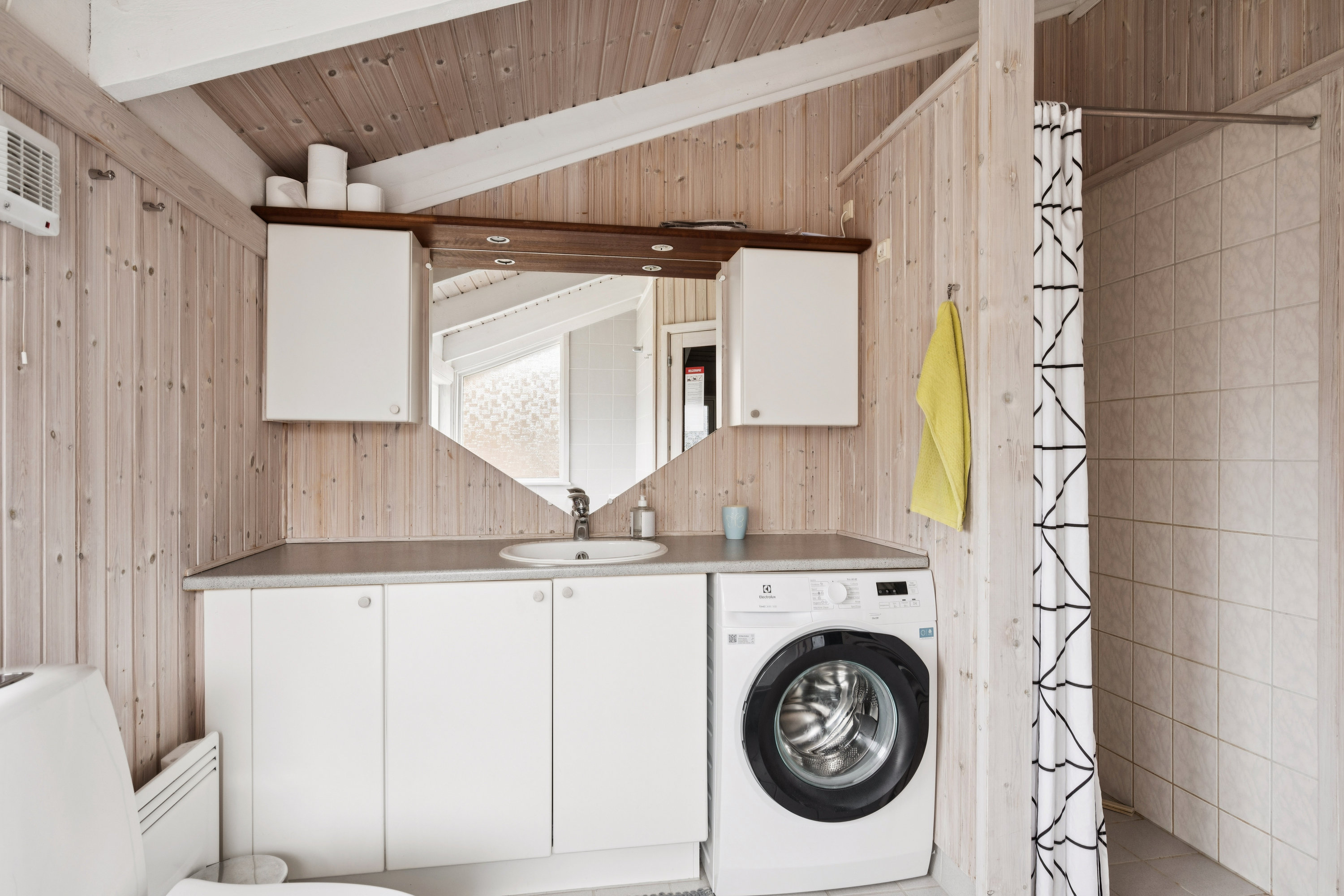 Fremhævet badeværelse billede i fuldskærmstilstand. Billede af Mågevangen 20A, Lyngsbæk Strand, 8400 Ebeltoft