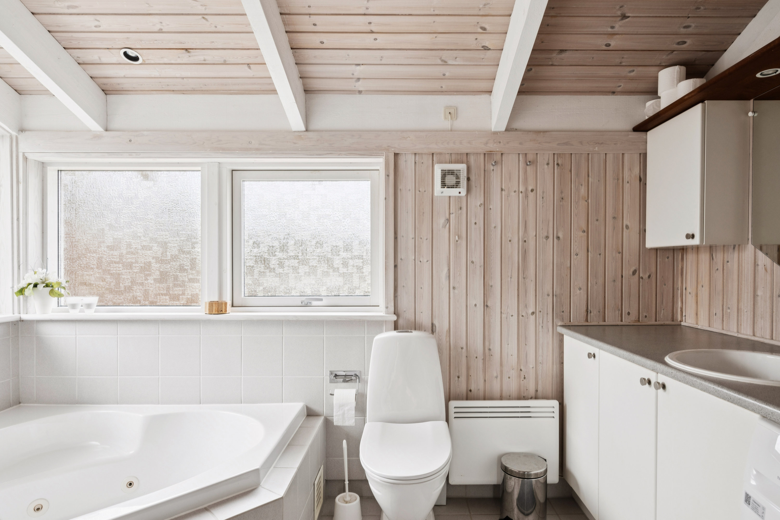 Fremhævet badeværelse billede i fuldskærmstilstand. Billede af Mågevangen 20A, Lyngsbæk Strand, 8400 Ebeltoft