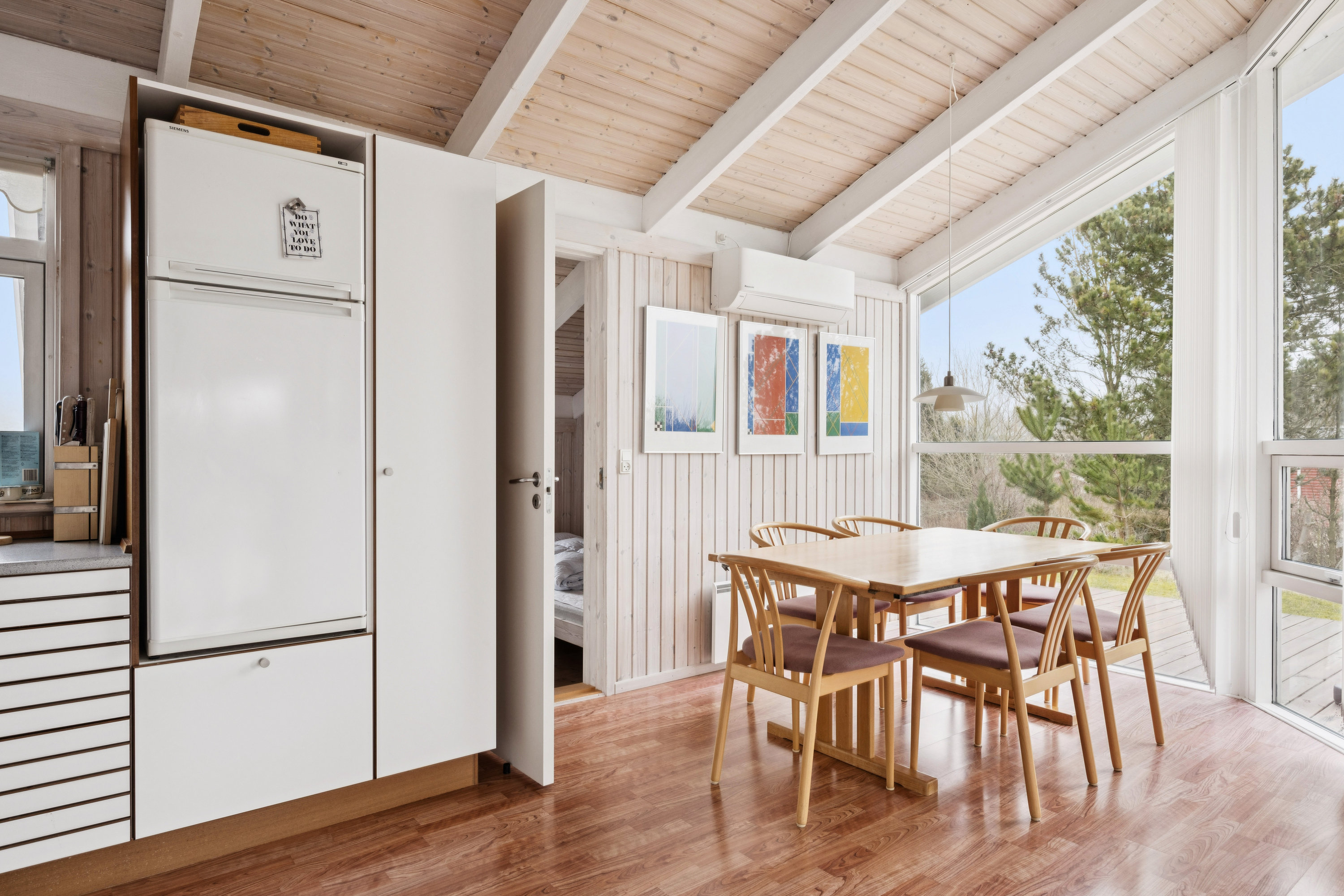 Fremhævet stue billede i fuldskærmstilstand. Billede af Mågevangen 20A, Lyngsbæk Strand, 8400 Ebeltoft