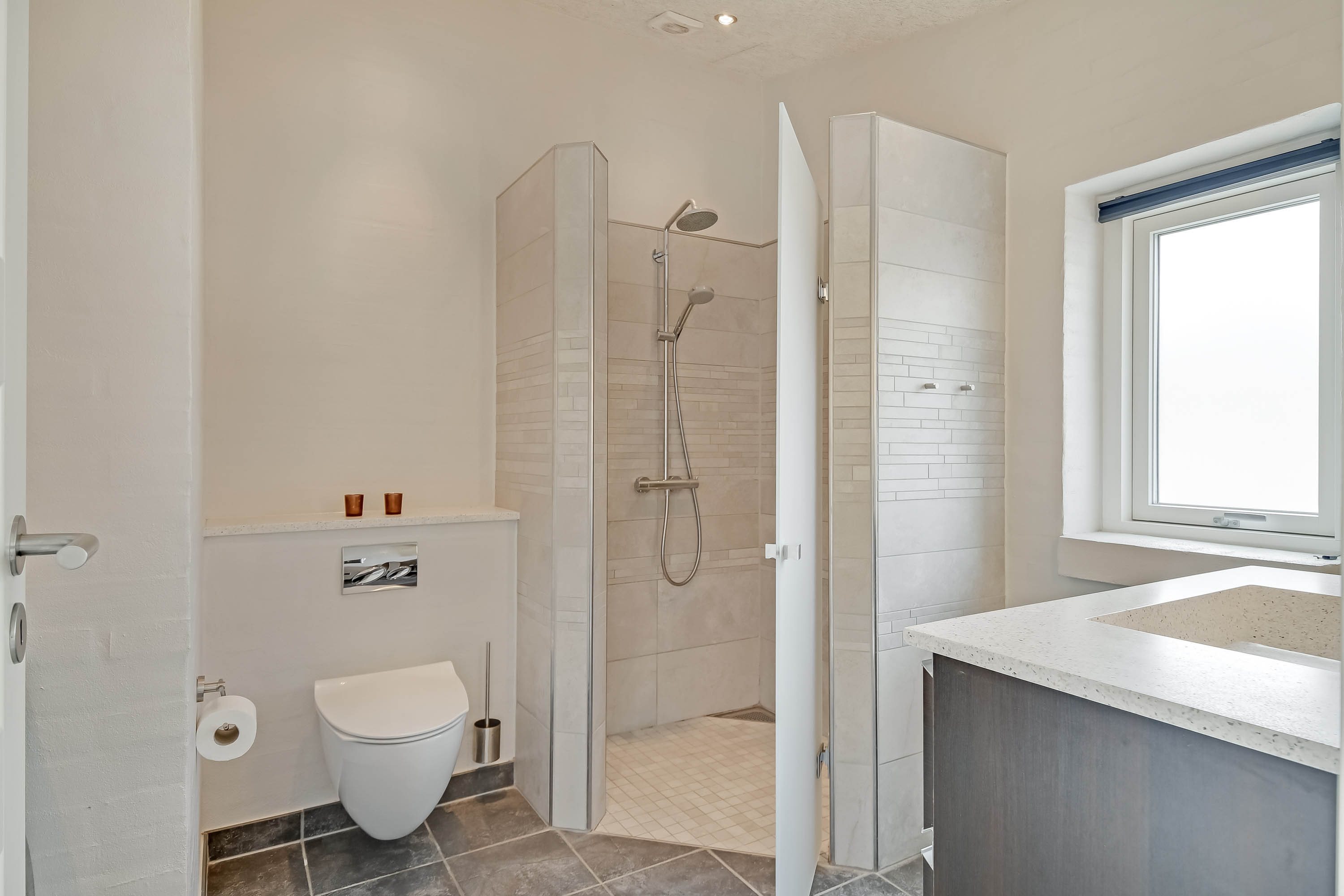 Fremhævet badeværelse billede i fuldskærmstilstand. Billede af Sønder-Vasevej 112, 6857 Blåvand