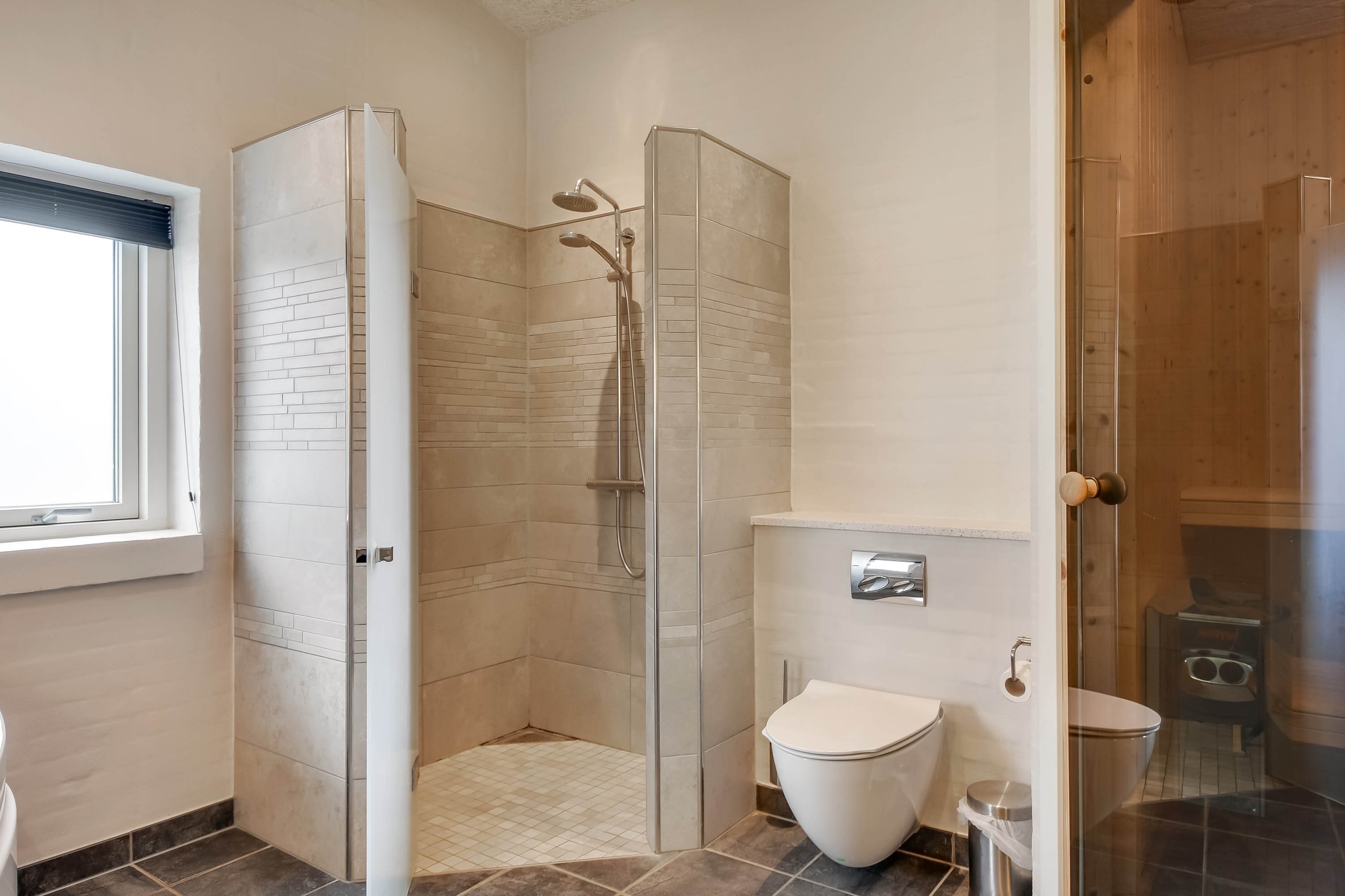 Fremhævet badeværelse billede i fuldskærmstilstand. Billede af Sønder-Vasevej 112, 6857 Blåvand