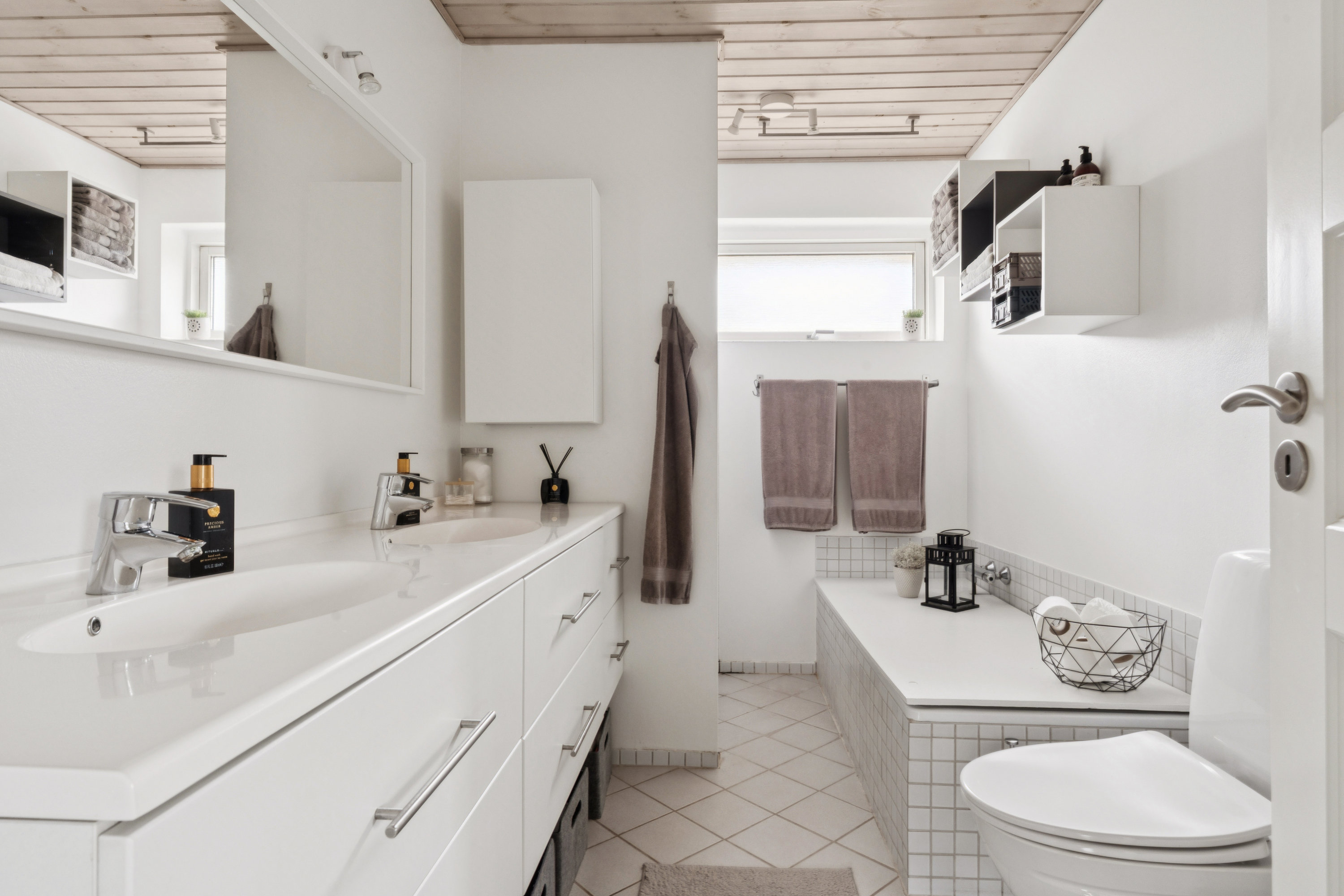 Fremhævet badeværelse billede i fuldskærmstilstand. Billede af Skovbakken 9, 9530 Støvring