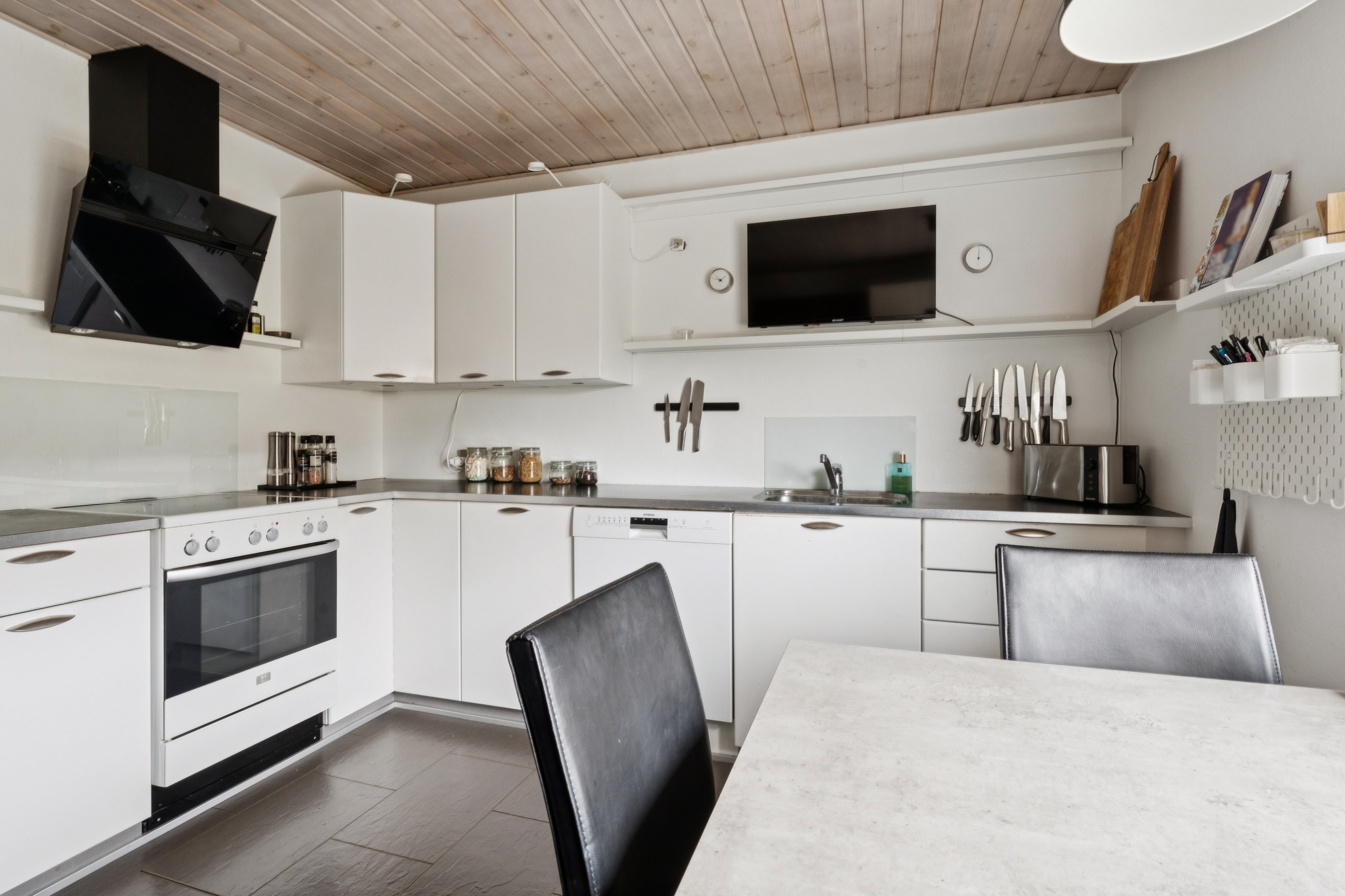 Fremhævet køkken billede i fuldskærmstilstand. Billede af Skovbakken 9, 9530 Støvring