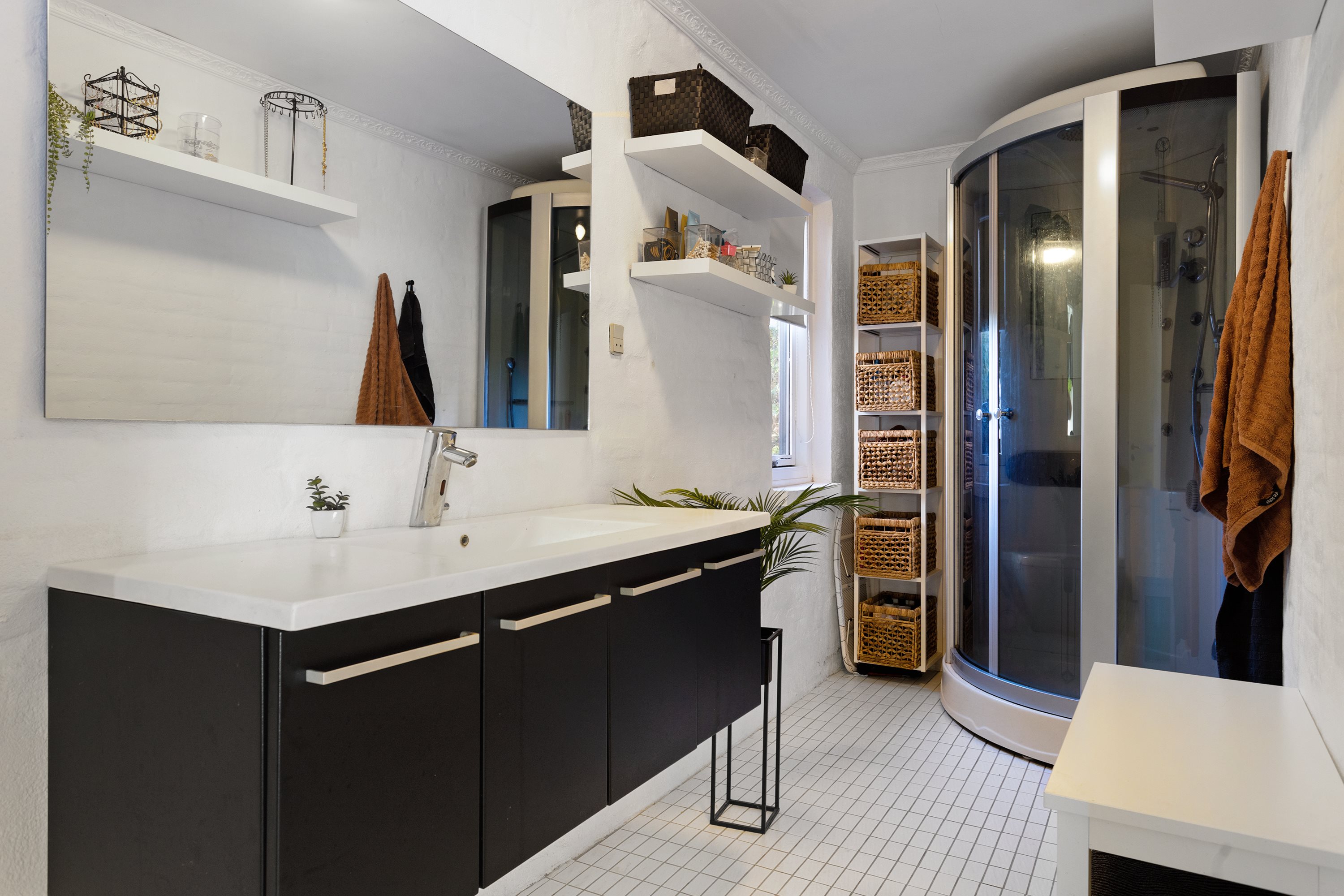 Fremhævet badeværelse billede i fuldskærmstilstand. Billede af Olfert Fischers Vej 4, 9900 Frederikshavn