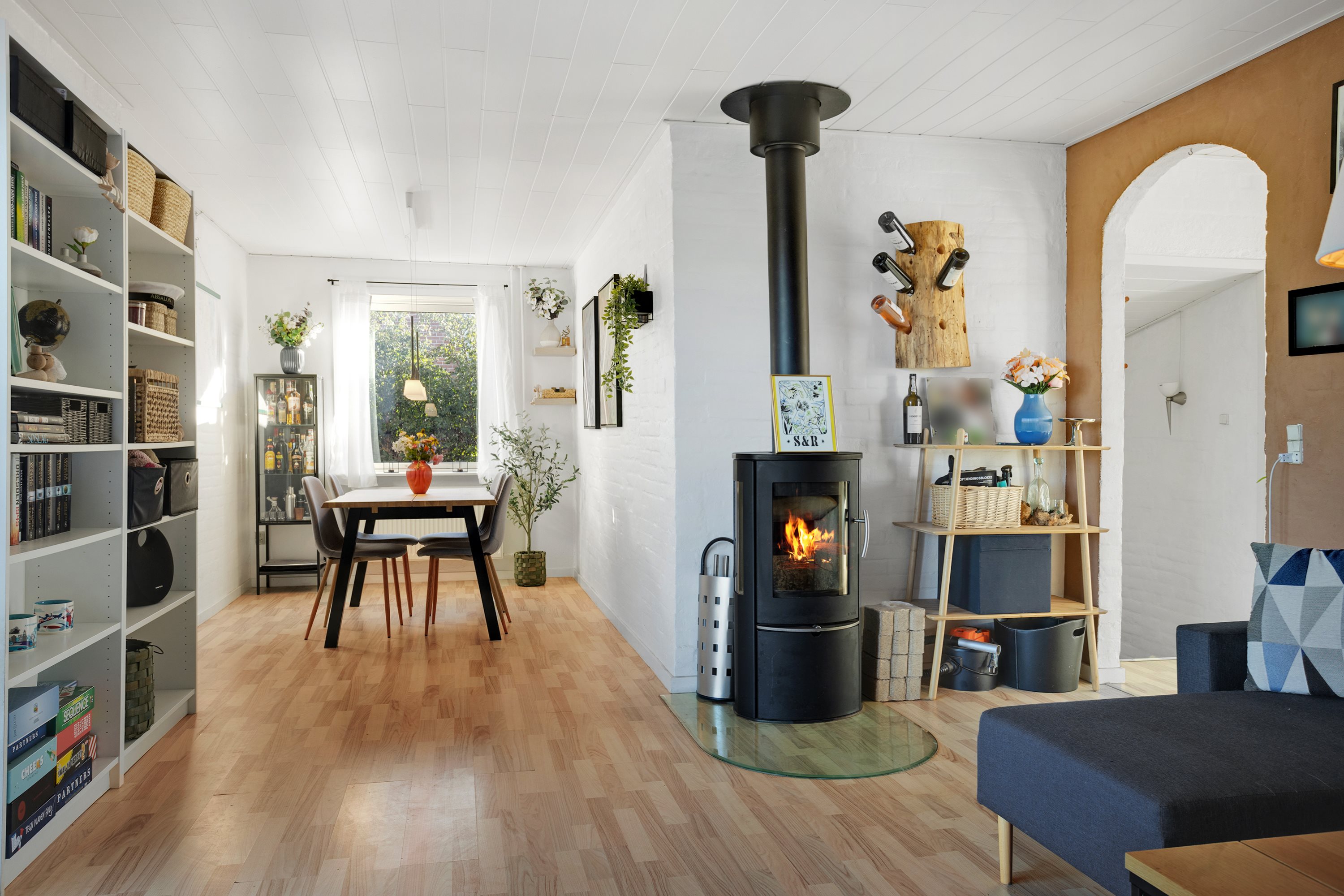 Fremhævet stue billede i fuldskærmstilstand. Billede af Olfert Fischers Vej 4, 9900 Frederikshavn