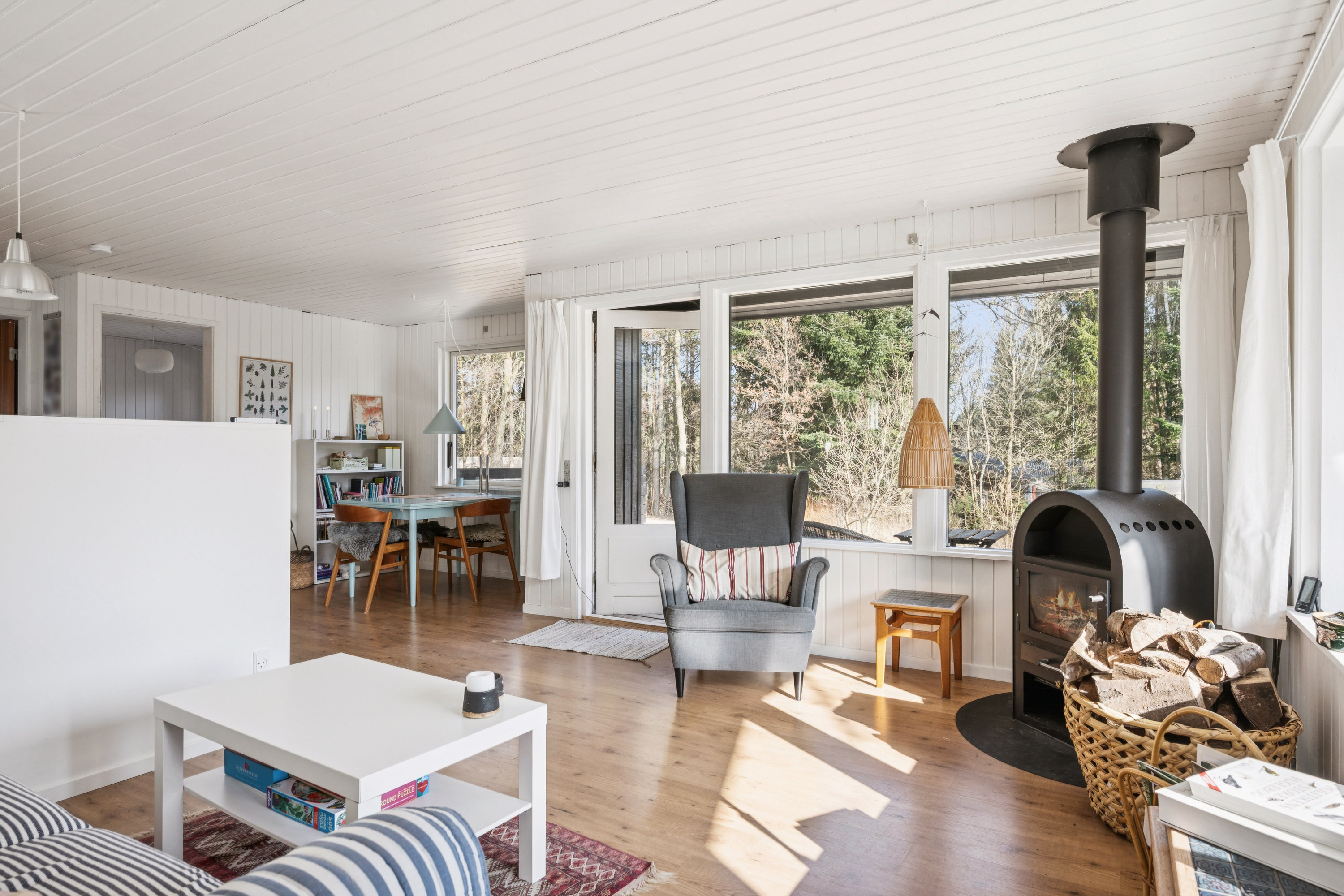 Fremhævet stue billede i fuldskærmstilstand. Billede af Svalevej 13, Fuglslev, 8400 Ebeltoft