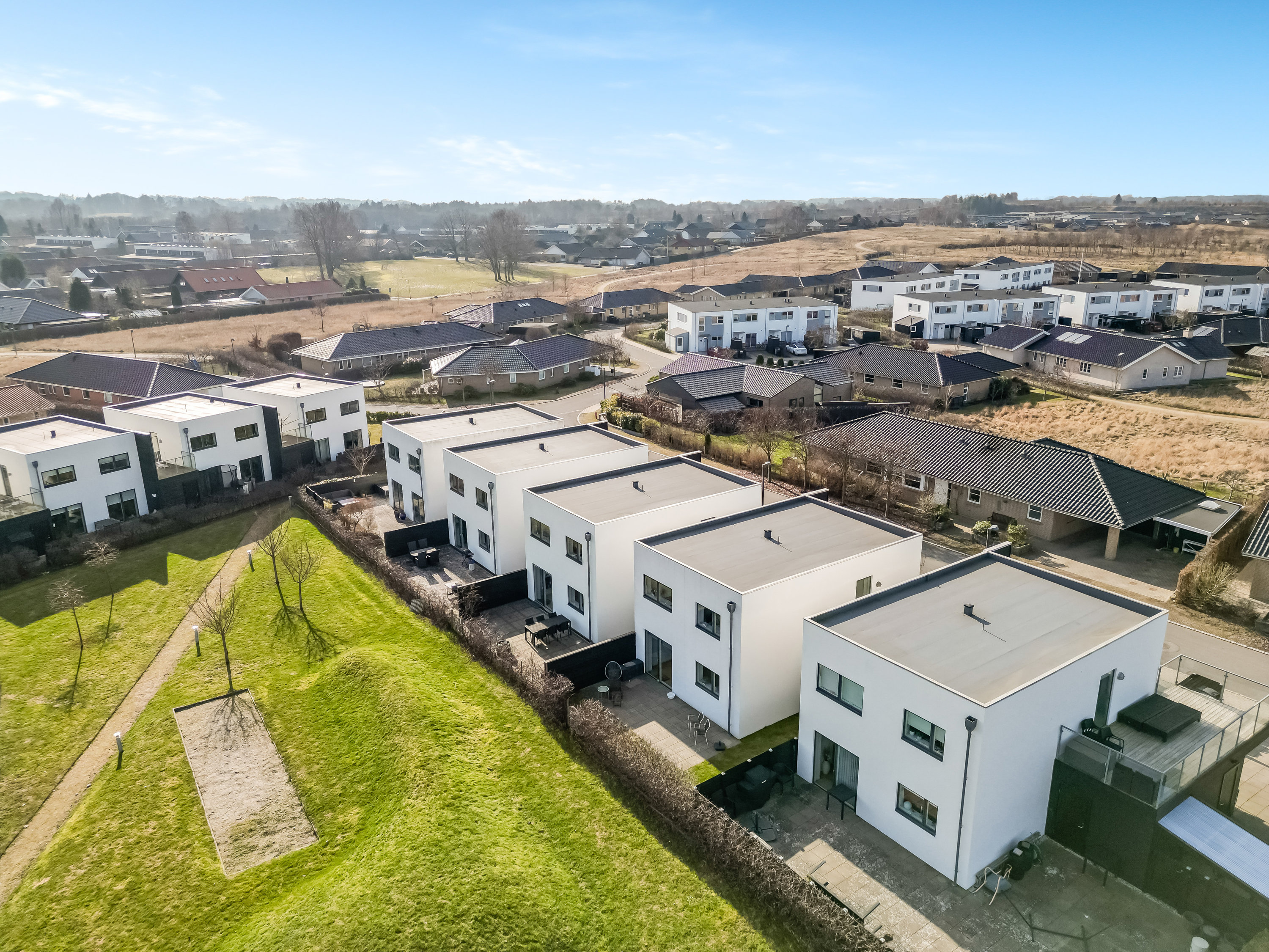 Fremhævet facade billede i fuldskærmstilstand. Billede af Regnbuen 82, 3400 Hillerød