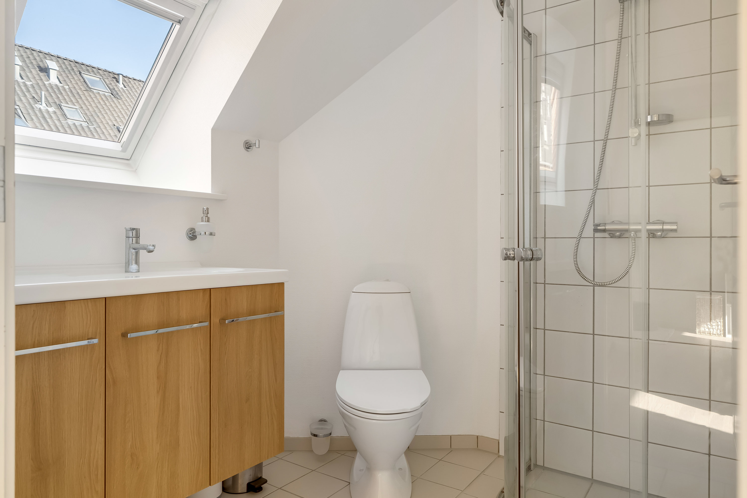 Fremhævet badeværelse billede i fuldskærmstilstand. Billede af Københavnsvej 6F, 3400 Hillerød