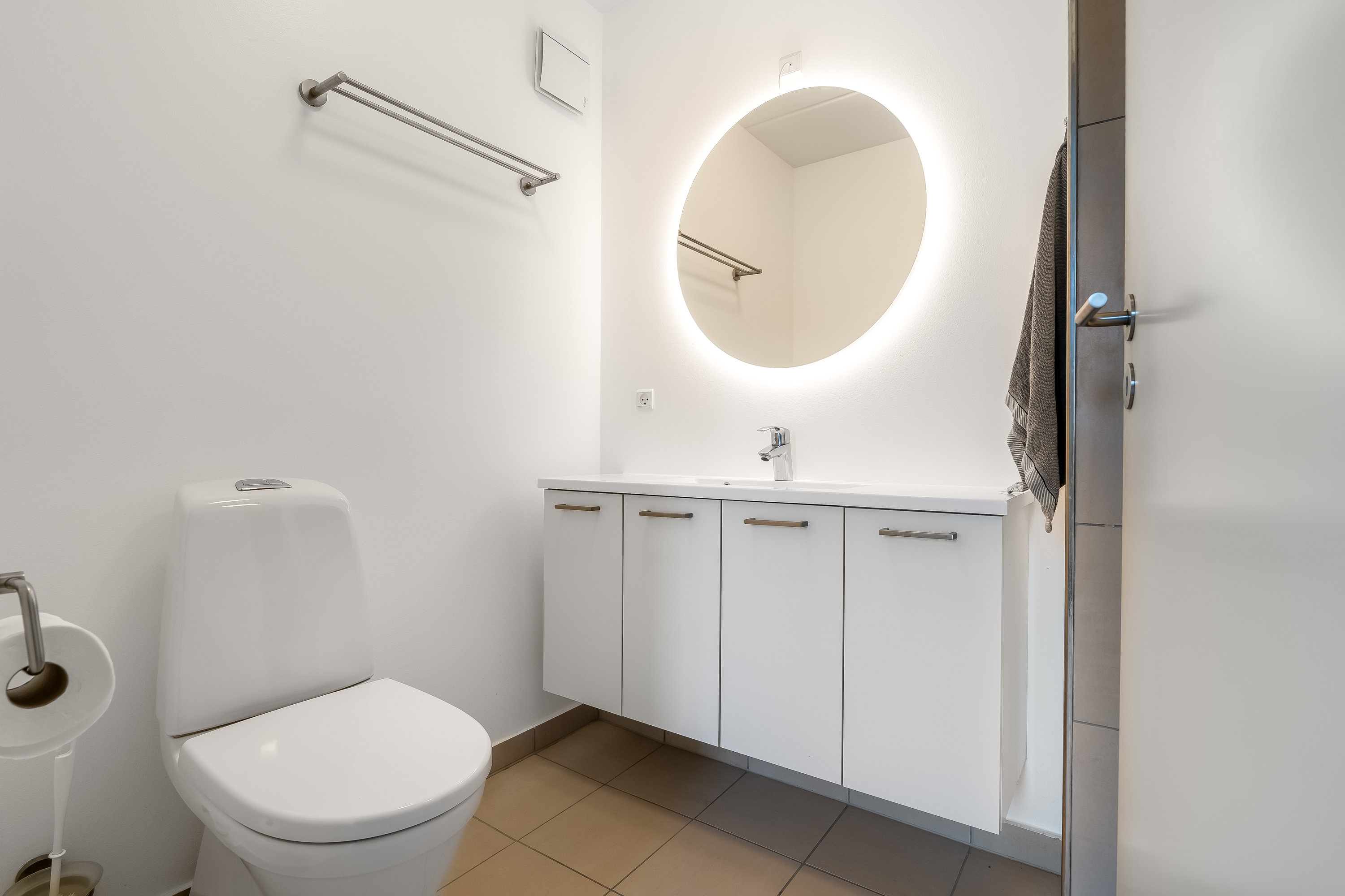 Fremhævet toilet billede i fuldskærmstilstand. Billede af Regnbuen 82, 3400 Hillerød