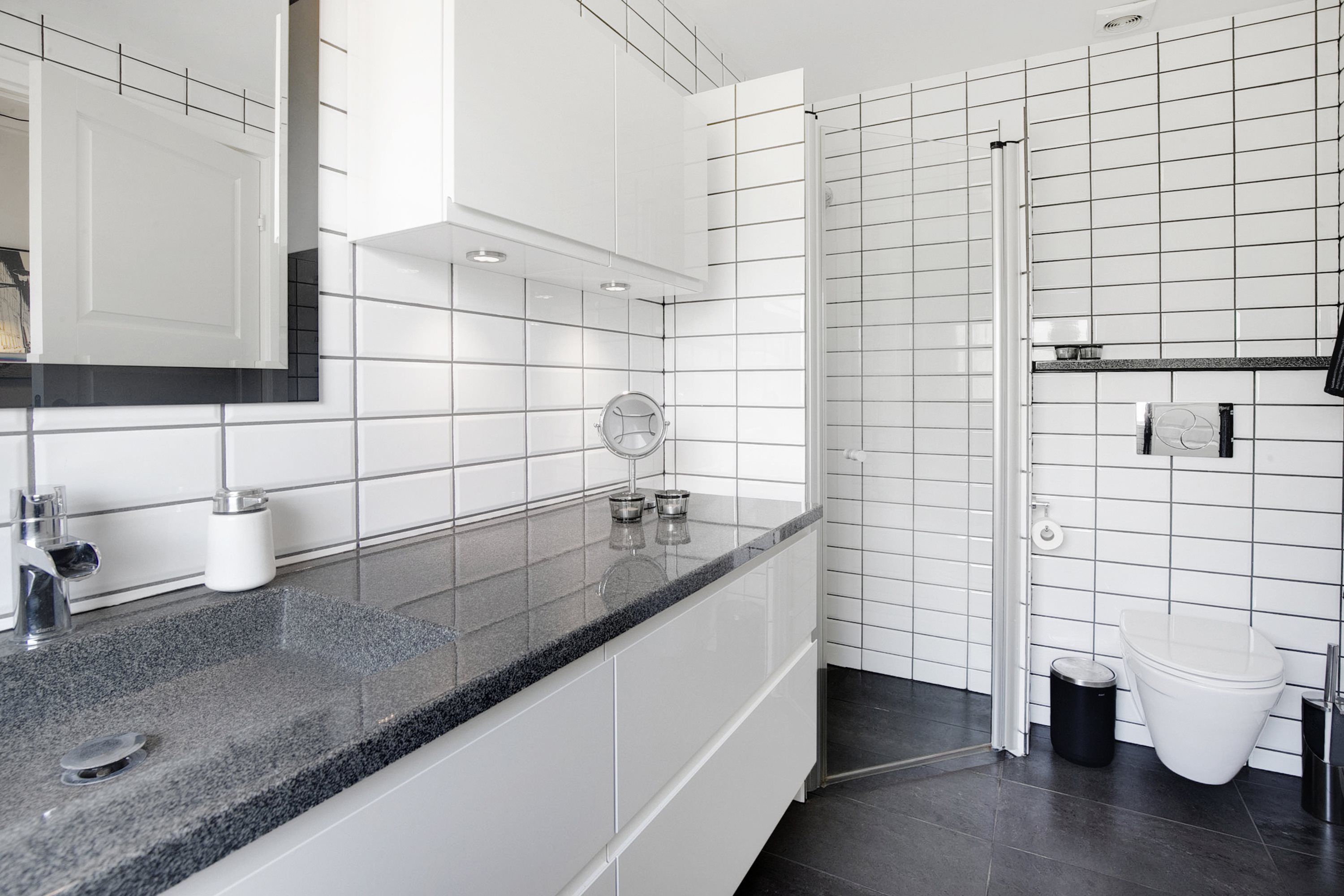 Fremhævet badeværelse billede i fuldskærmstilstand. Billede af Østermarken 73, 9320 Hjallerup