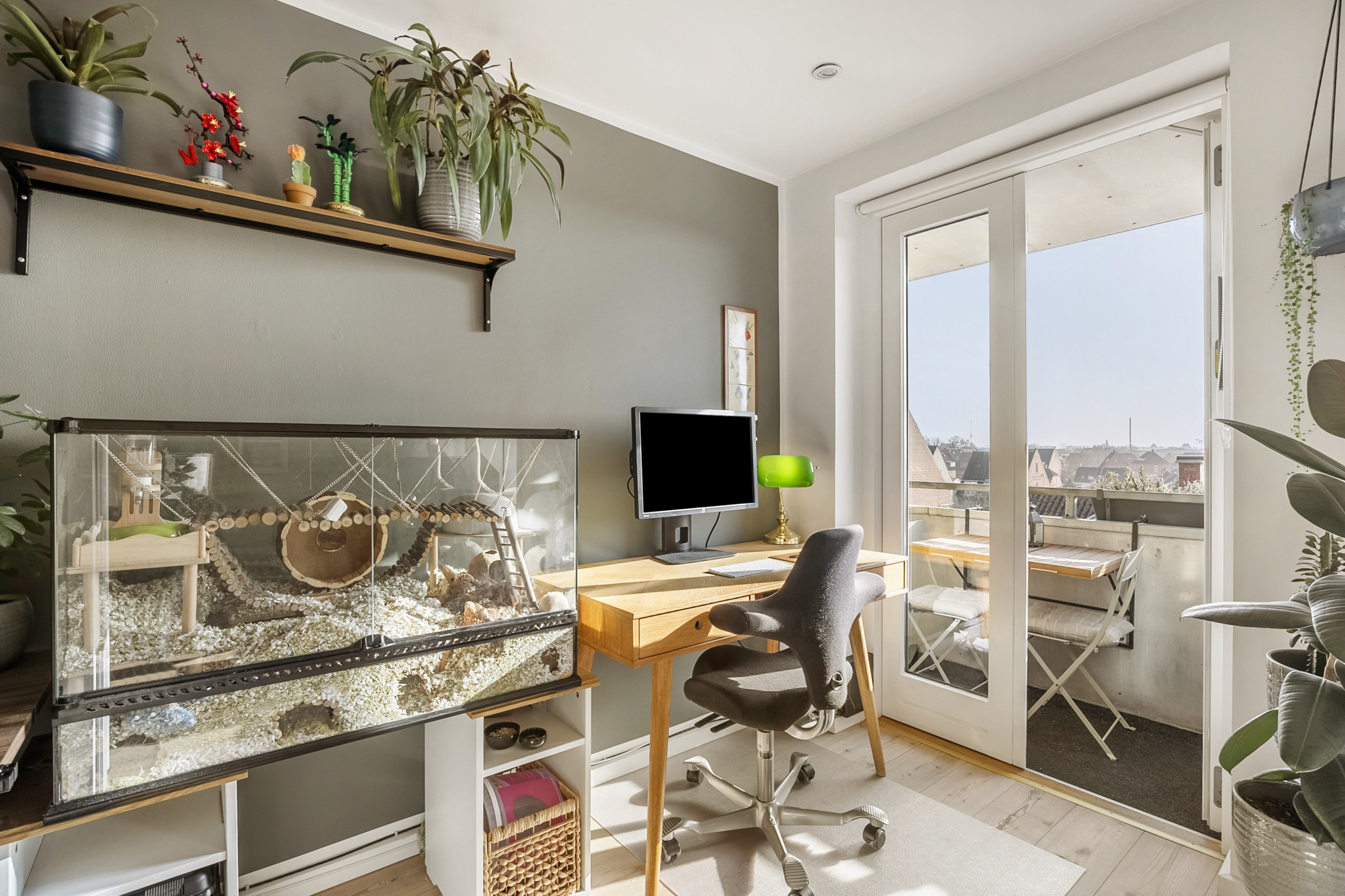 Fremhævet kontor billede i fuldskærmstilstand. Billede af Damhusvej 22, 2. th., 5000 Odense C