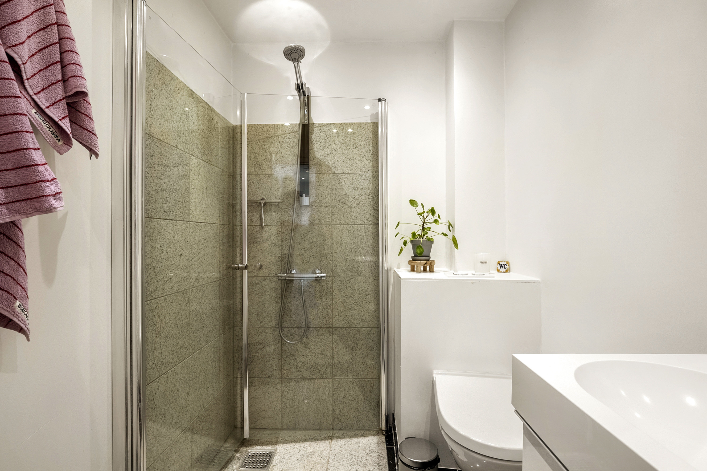 Fremhævet badeværelse billede i fuldskærmstilstand. Billede af Damhusvej 22, 2. th., 5000 Odense C