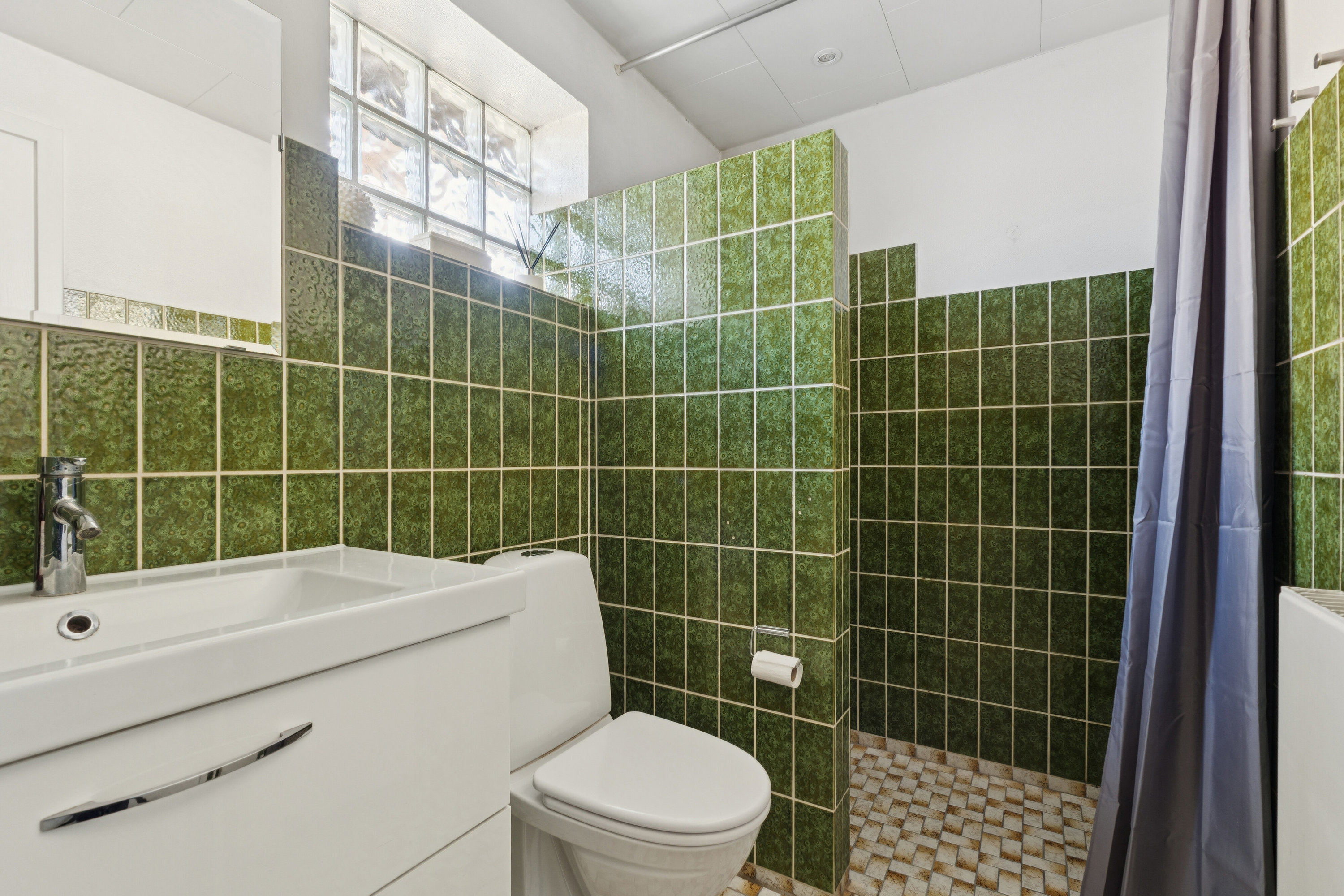 Fremhævet badeværelse billede i fuldskærmstilstand. Billede af Nonnevænget 5, 5700 Svendborg