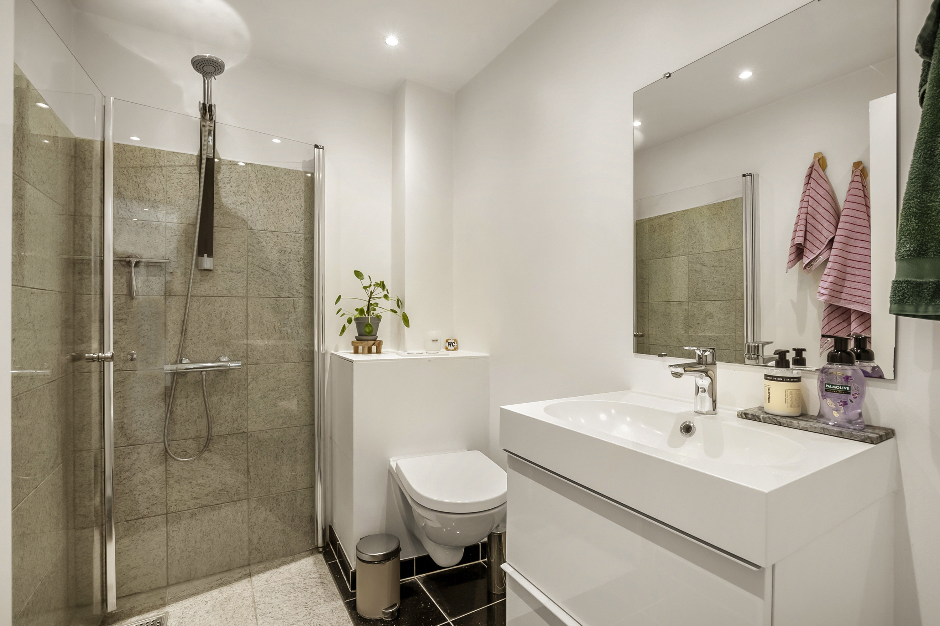 Fremhævet badeværelse billede i fuldskærmstilstand. Billede af Damhusvej 22, 2. th., 5000 Odense C