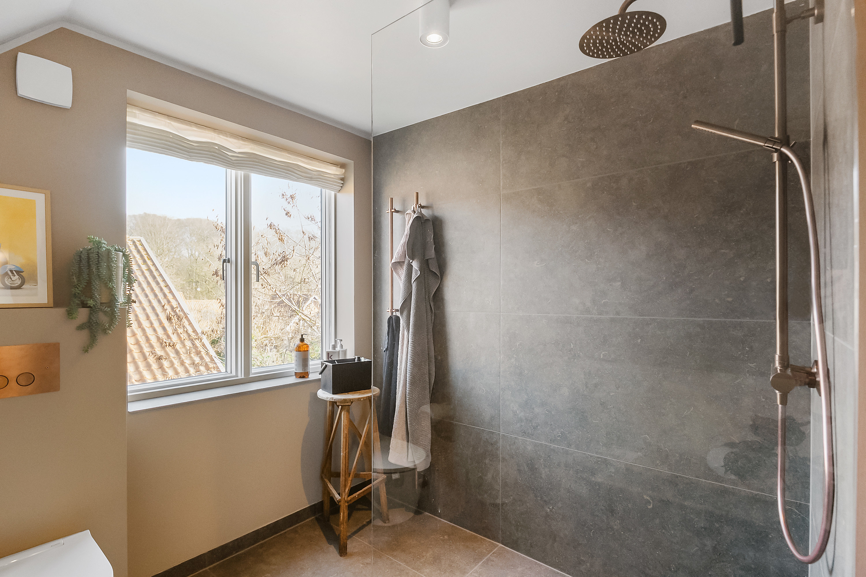 Fremhævet badeværelse billede i fuldskærmstilstand. Billede af Otto Sverdrups Vej 5, Risvangen, 8200 Aarhus N