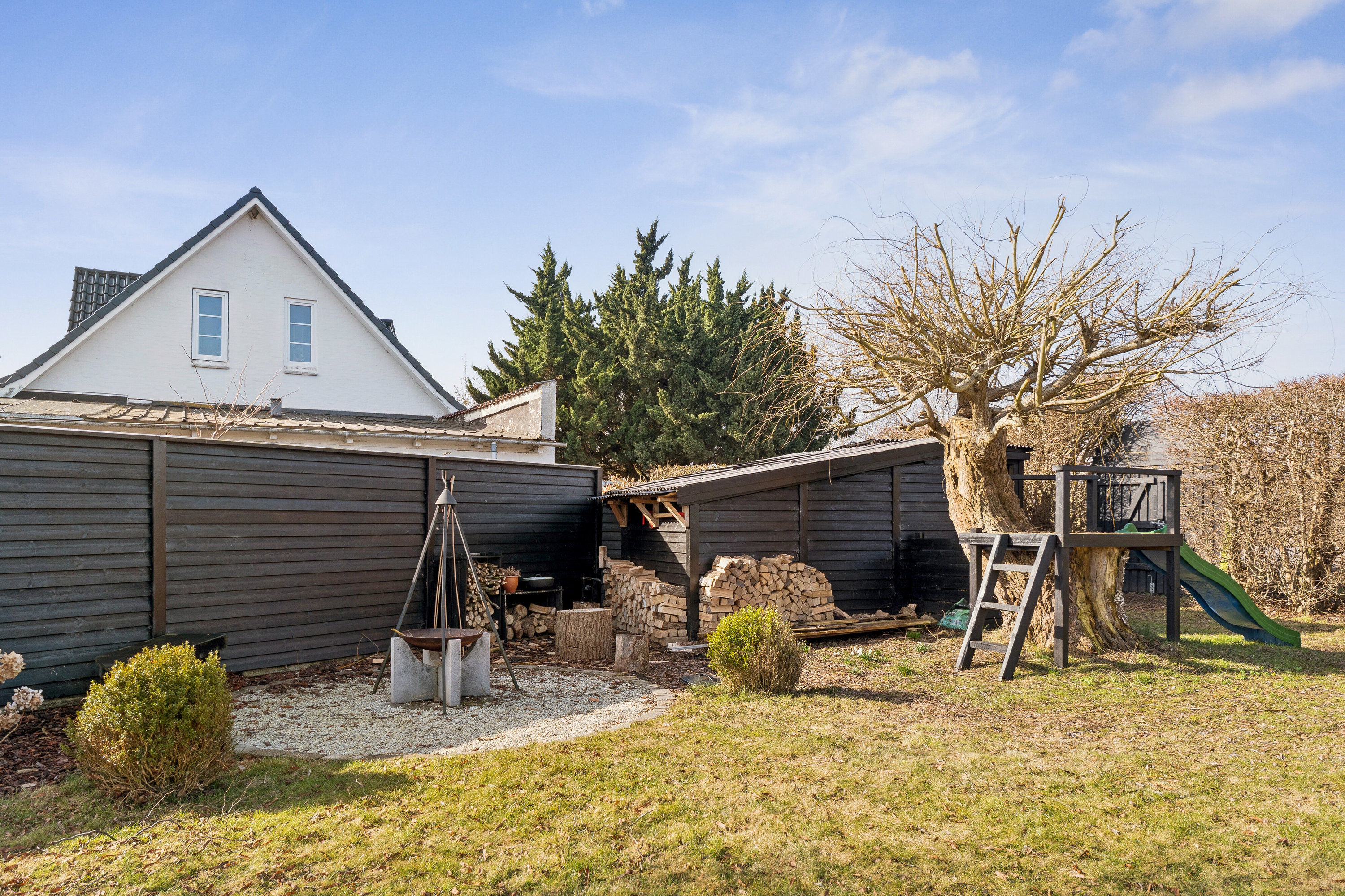 Fremhævet set fra haven billede i fuldskærmstilstand. Billede af Gartnervænget 19, Rosilde, 5800 Nyborg