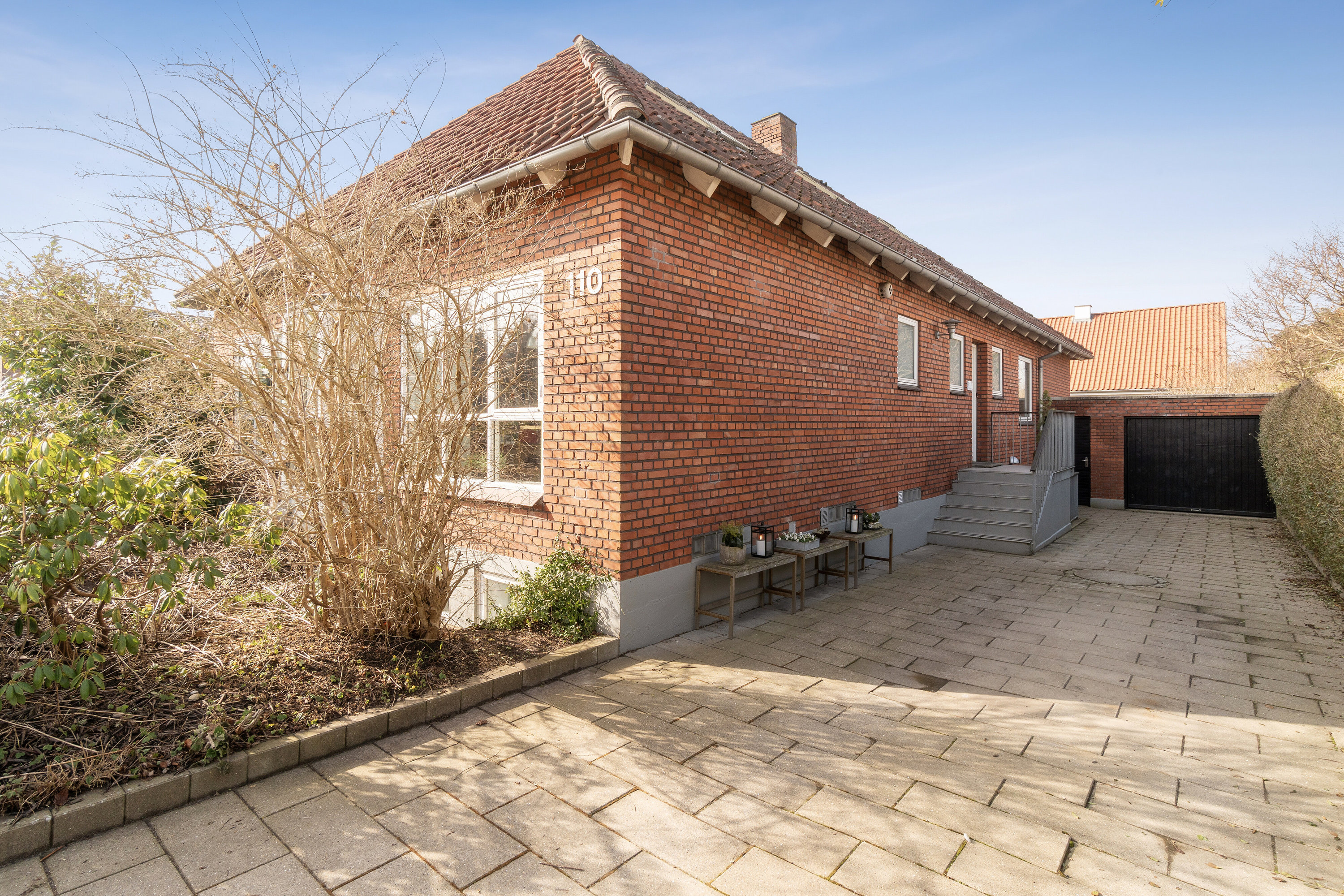 Fremhævet set fra vejen billede i fuldskærmstilstand. Billede af Jyllands Allé 110, 8270 Højbjerg