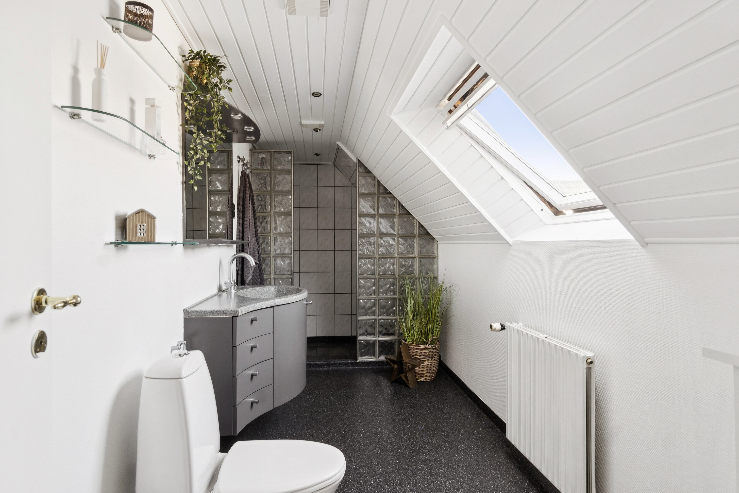 Fremhævet badeværelse billede i fuldskærmstilstand. Billede af Margrethevej 13, 4400 Kalundborg