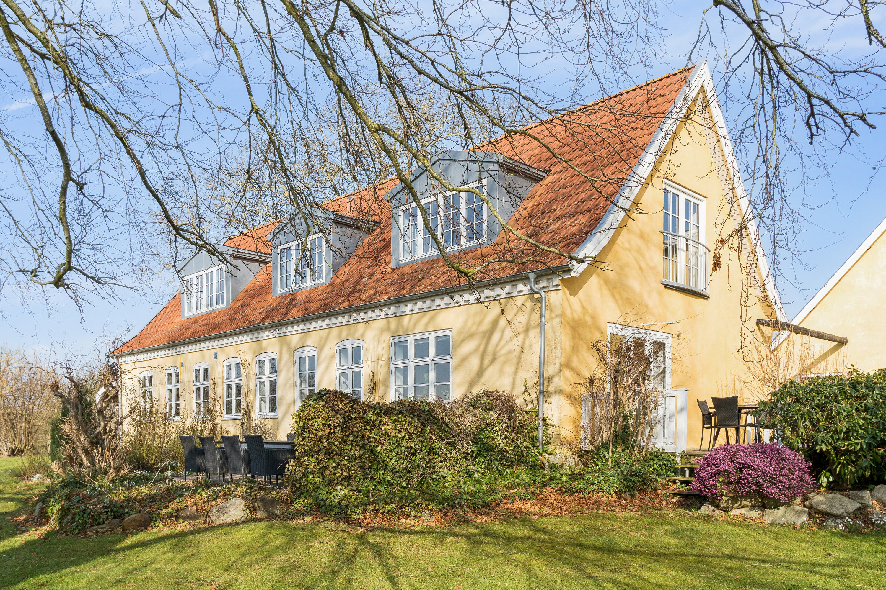 Fremhævet set fra haven billede i fuldskærmstilstand. Billede af Solbakkevej 12, 5874 Hesselager