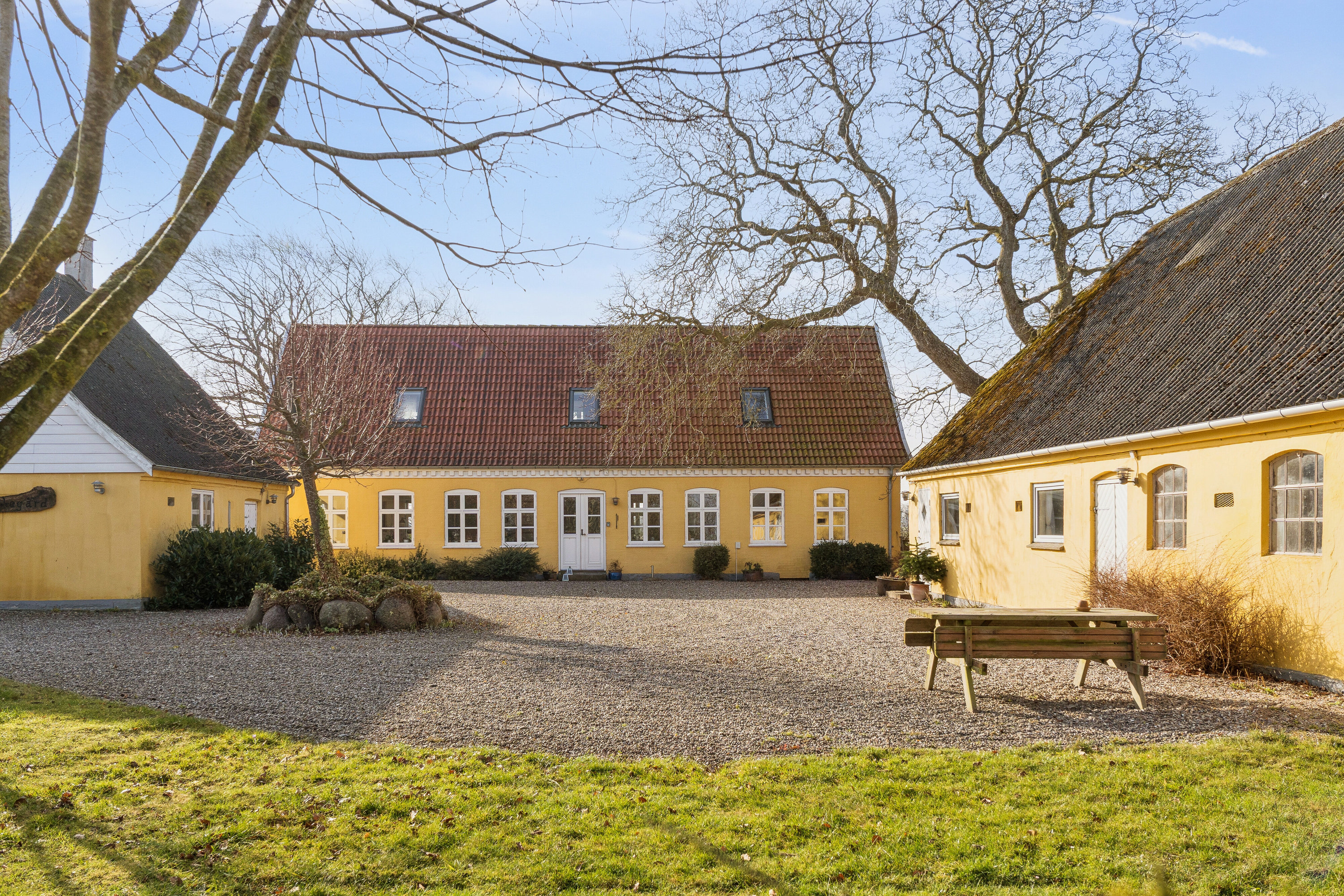 Fremhævet set fra haven billede i fuldskærmstilstand. Billede af Solbakkevej 12, 5874 Hesselager