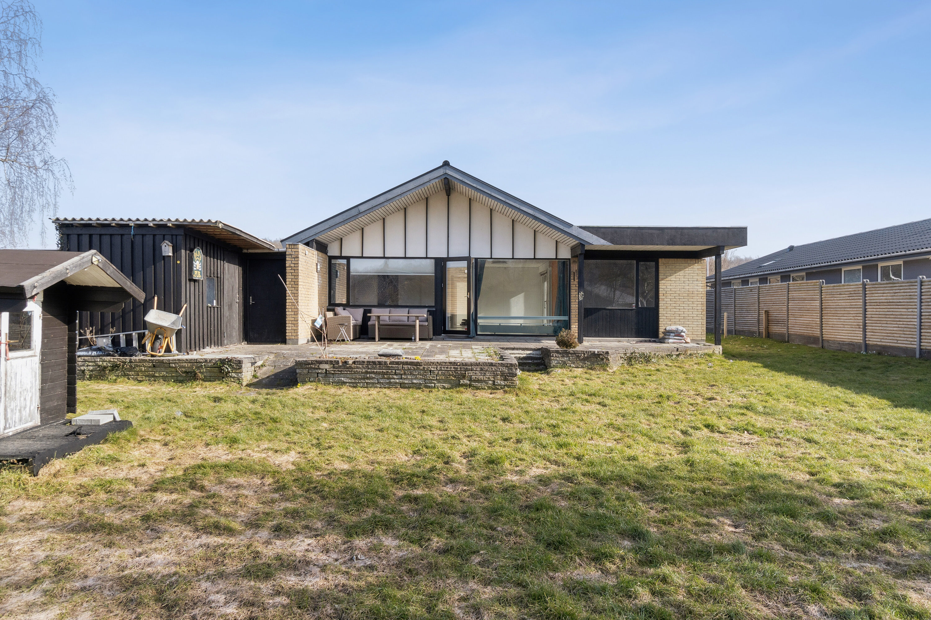 Fremhævet set fra haven billede i fuldskærmstilstand. Billede af Parkdammen 24, 2605 Brøndby