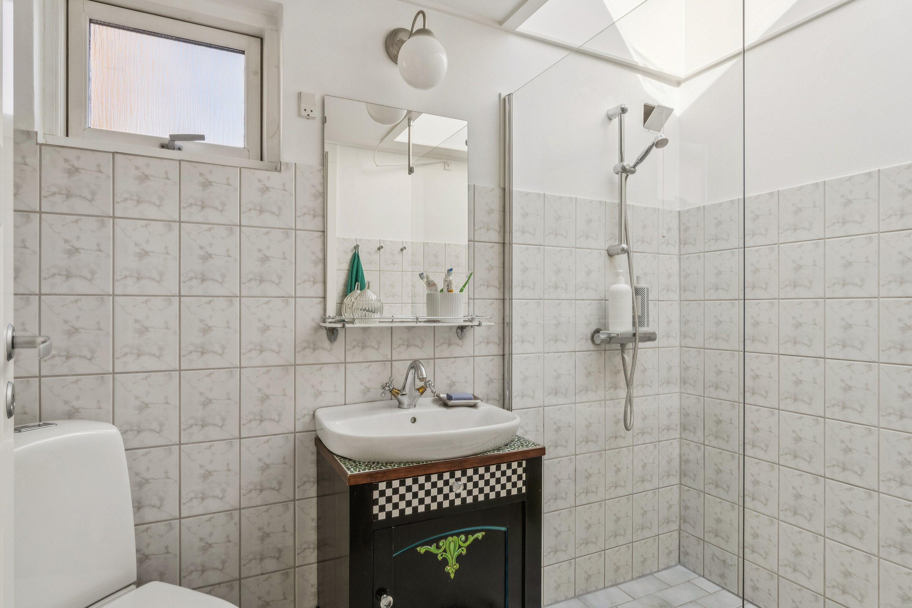 Fremhævet badeværelse billede i fuldskærmstilstand. Billede af Hans Rømersvej 20, 3720 Aakirkeby