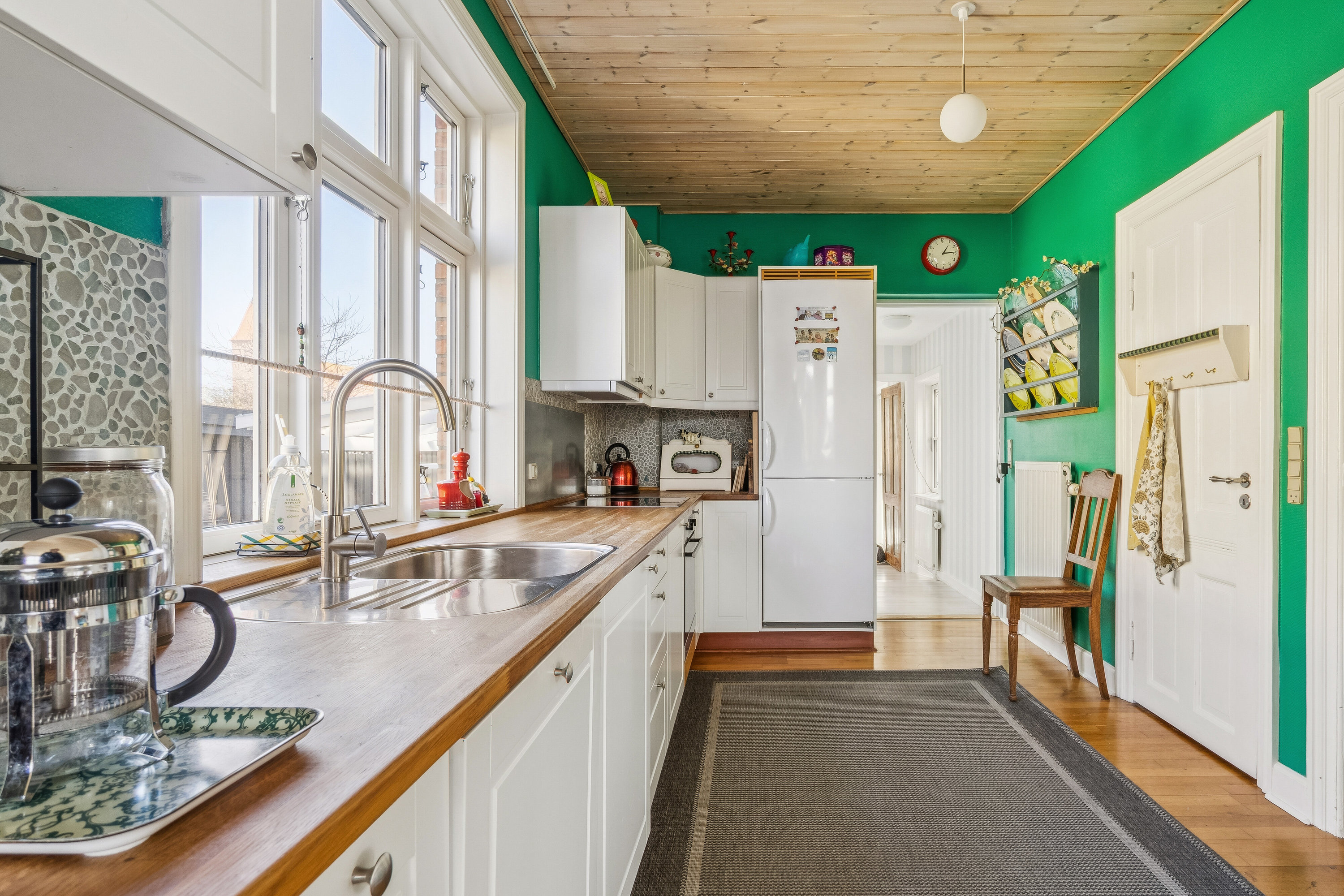 Fremhævet køkken billede i fuldskærmstilstand. Billede af Hans Rømersvej 20, 3720 Aakirkeby