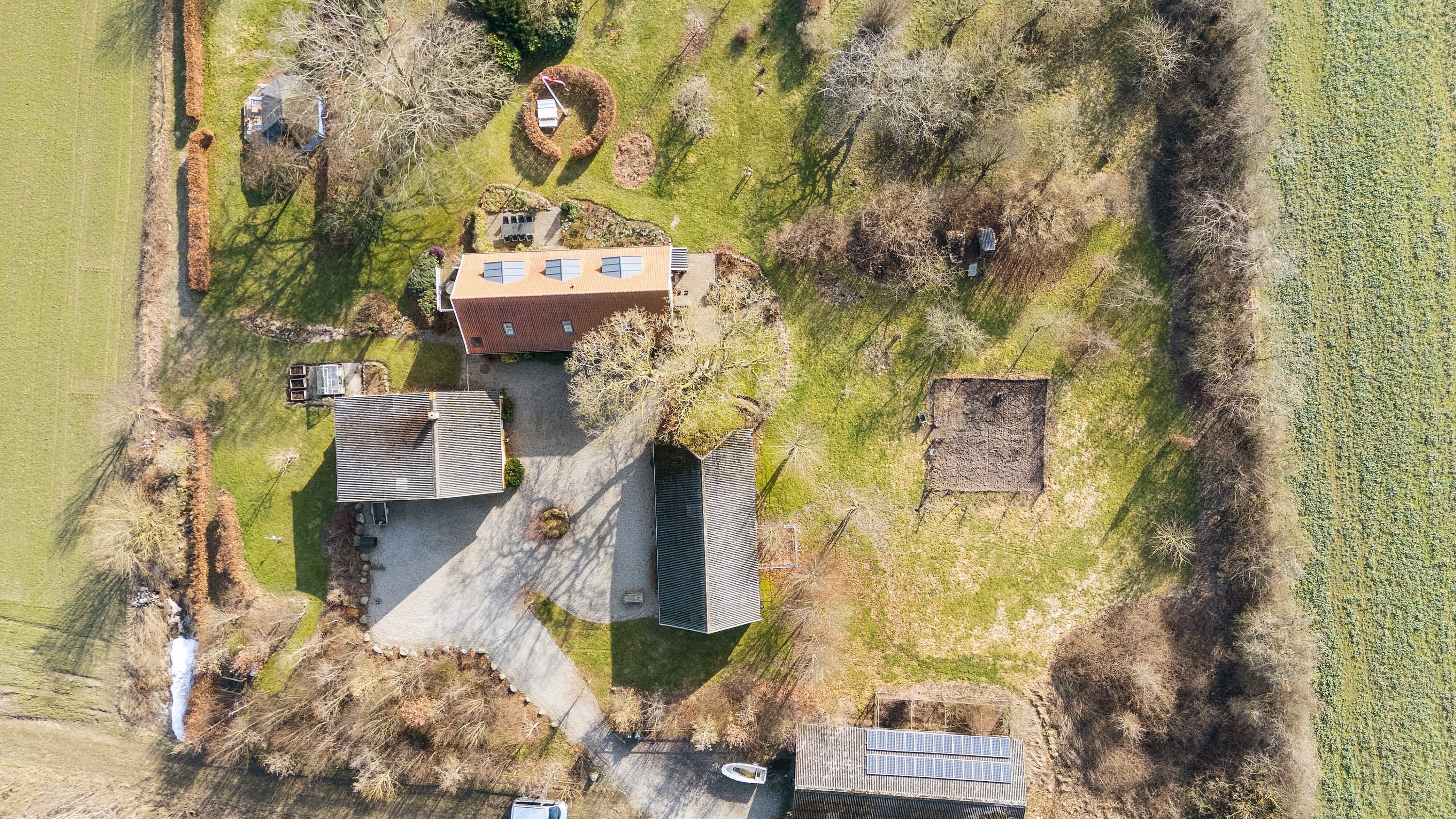 Fremhævet luftfoto billede i fuldskærmstilstand. Billede af Solbakkevej 12, 5874 Hesselager