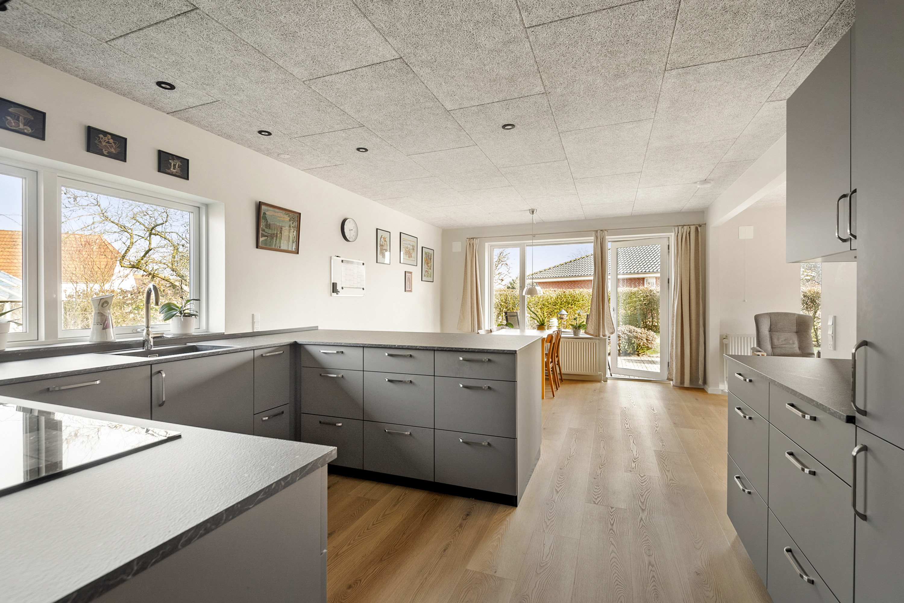 Fremhævet køkken billede i fuldskærmstilstand. Billede af Syrenvej 4, 6855 Outrup