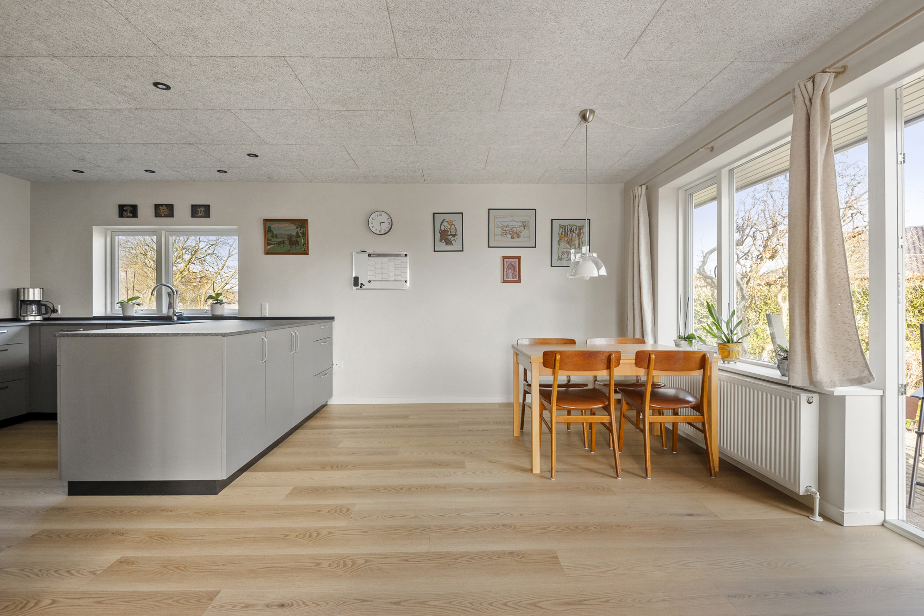 Fremhævet spisestue billede i fuldskærmstilstand. Billede af Syrenvej 4, 6855 Outrup