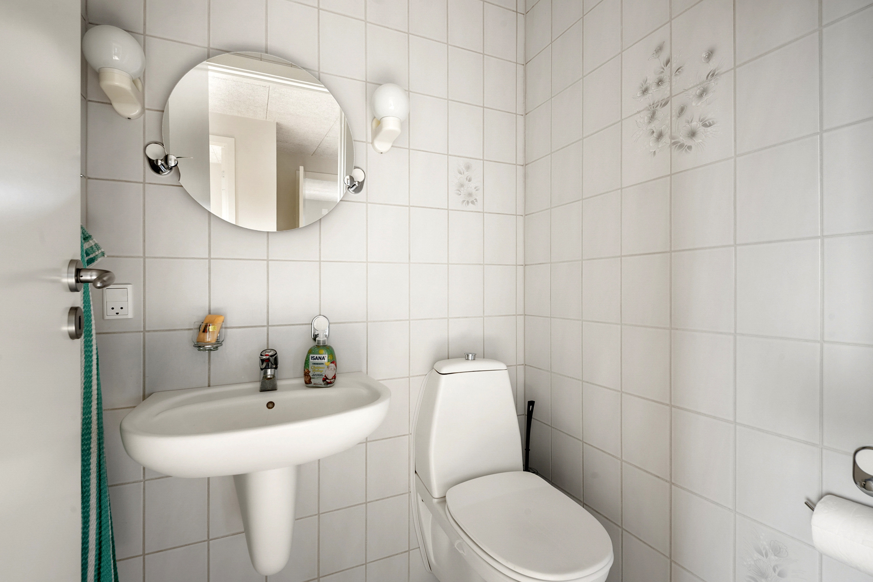 Fremhævet toilet billede i fuldskærmstilstand. Billede af Syrenvej 4, 6855 Outrup