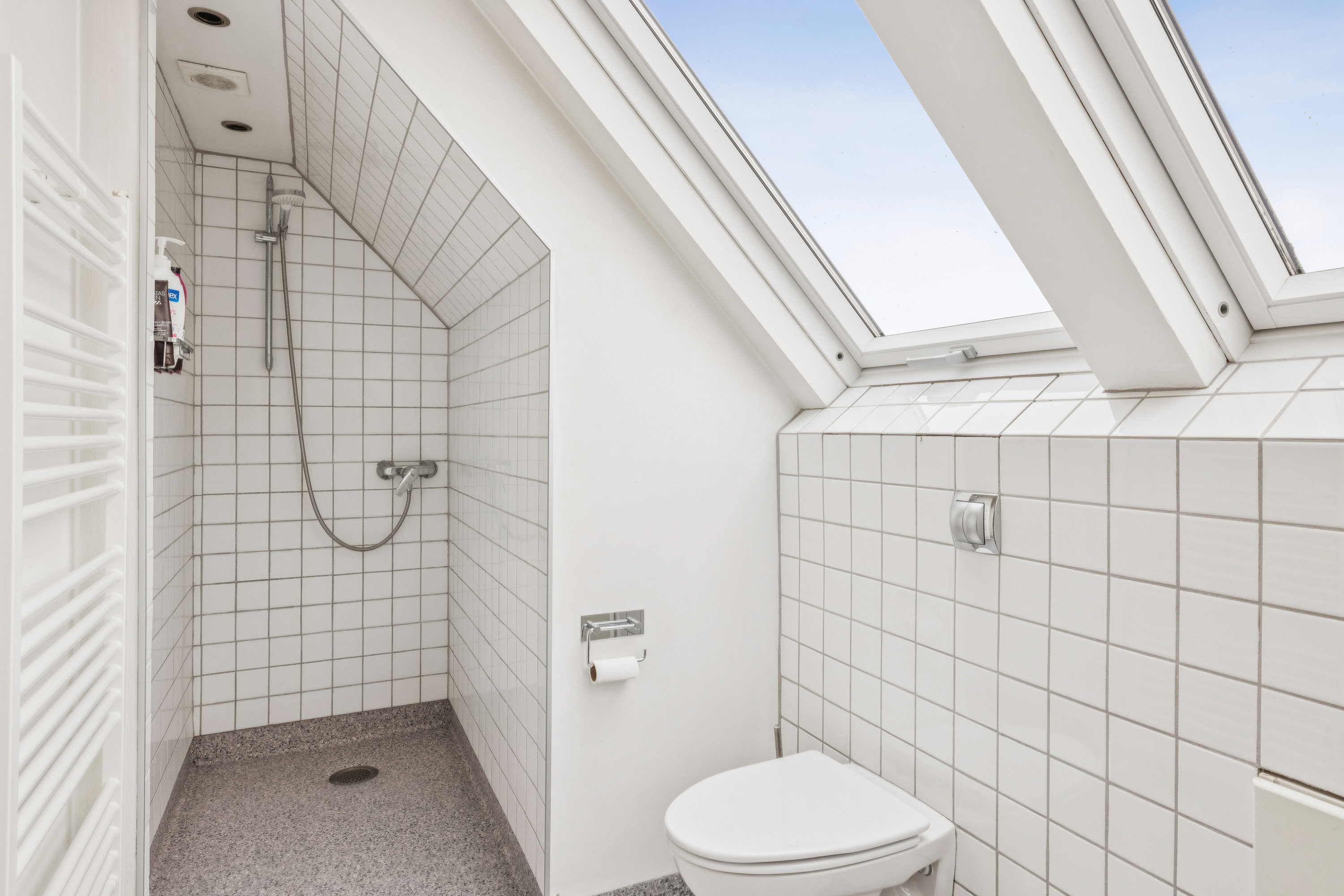 Fremhævet badeværelse billede i fuldskærmstilstand. Billede af Vibevej 8, 8410 Rønde