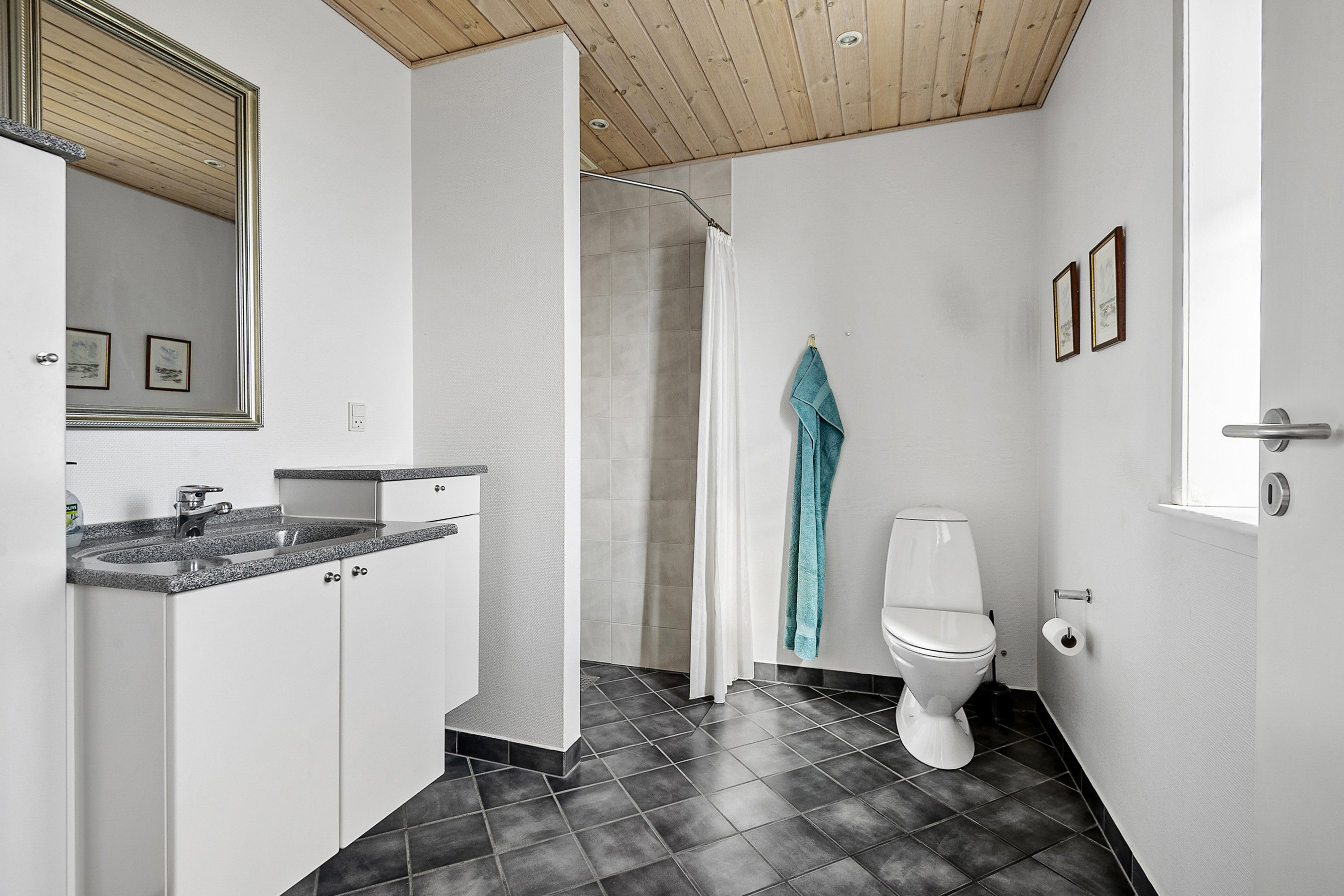 Fremhævet badeværelse billede i fuldskærmstilstand. Billede af Pinassen 44, 6710 Esbjerg V