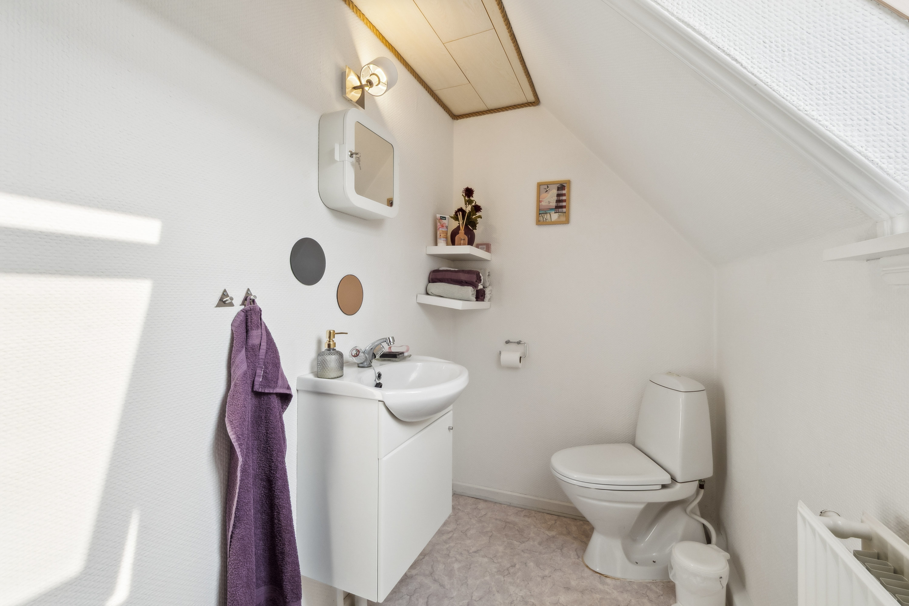 Fremhævet toilet billede i fuldskærmstilstand. Billede af Gravesensvej 11, Vorupør, 7700 Thisted