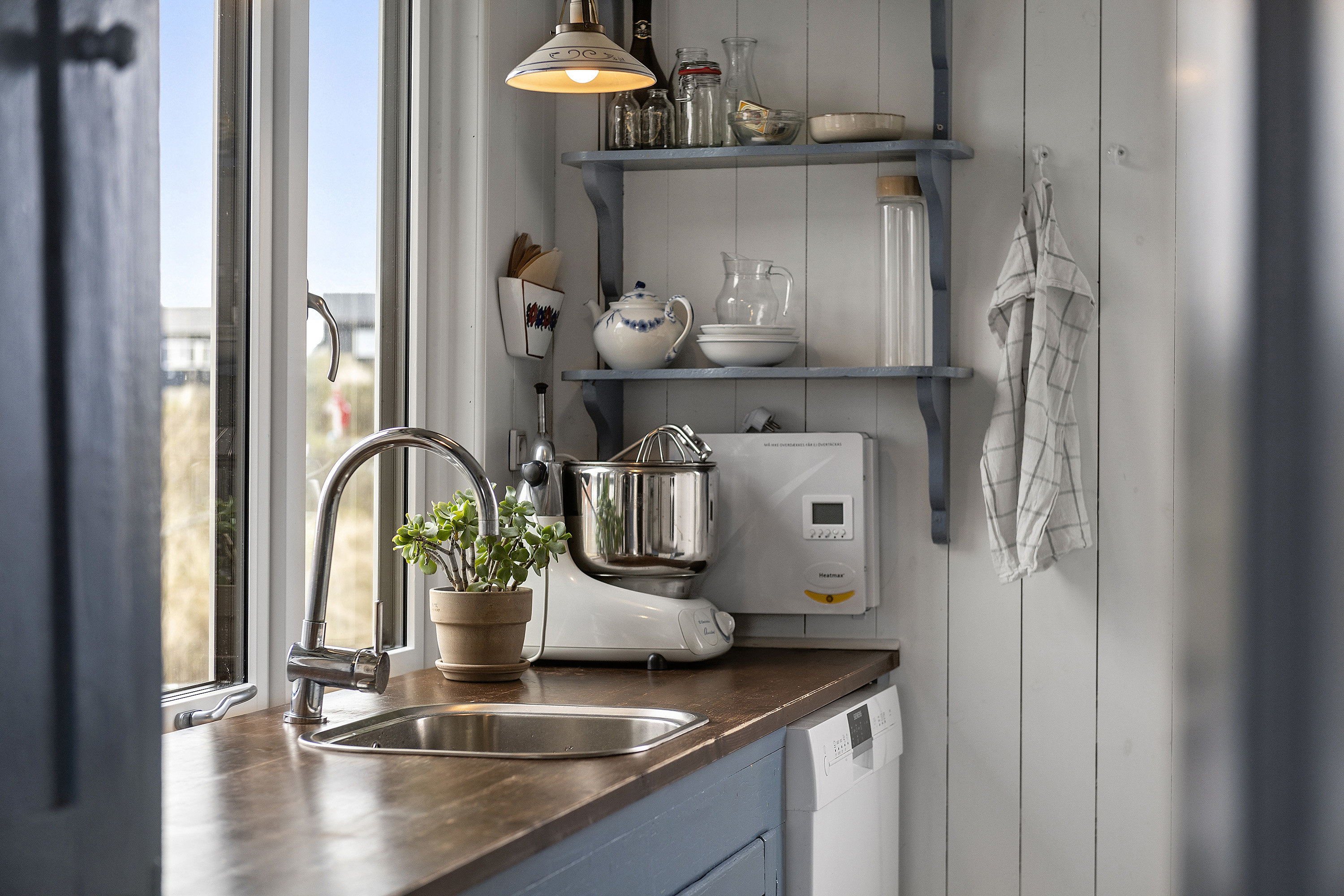 Fremhævet køkken billede i fuldskærmstilstand. Billede af Helmvej 10, Rindby Strand, 6720 Fanø