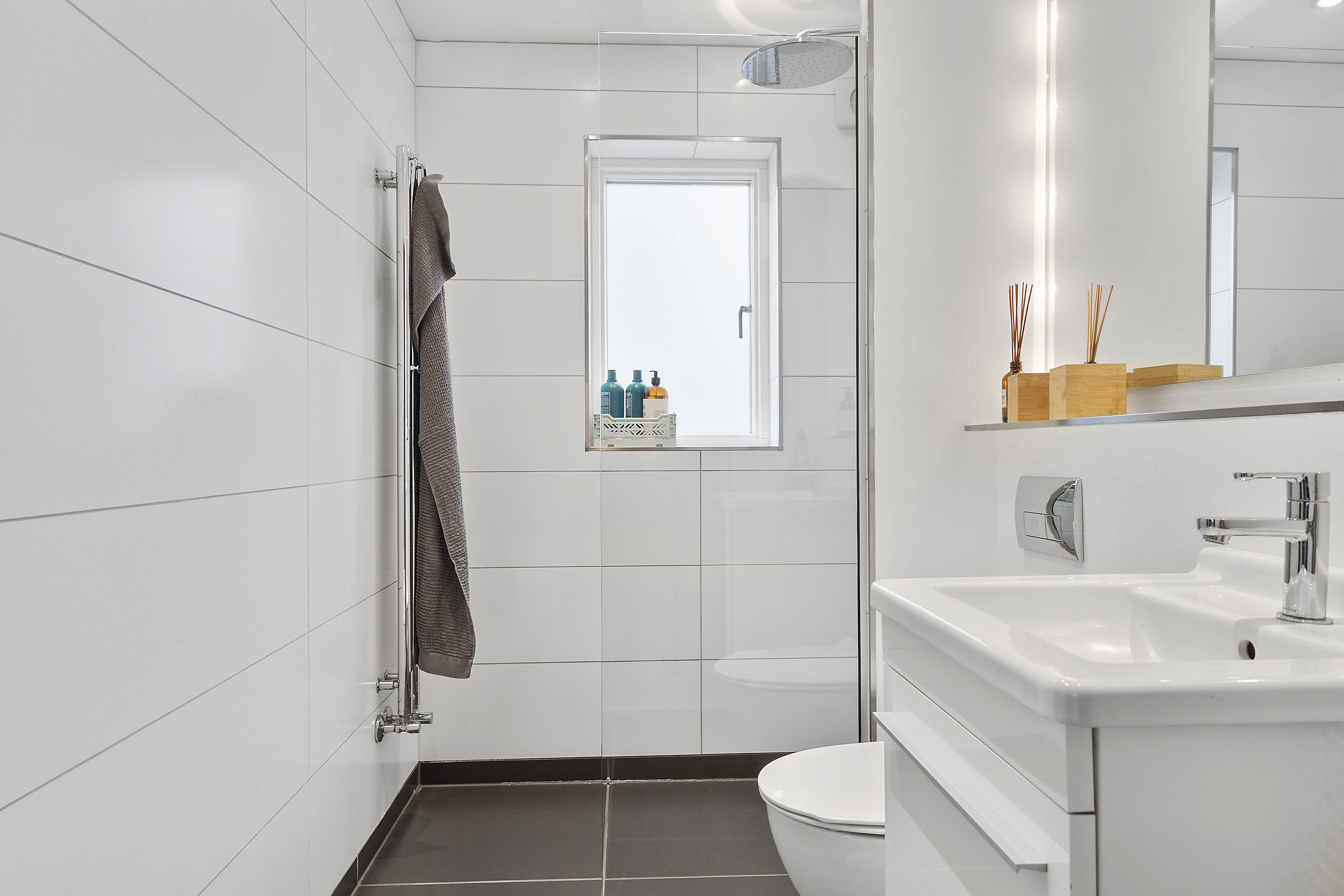 Fremhævet badeværelse billede i fuldskærmstilstand. Billede af Otto Sverdrups Vej 5, Risvangen, 8200 Aarhus N