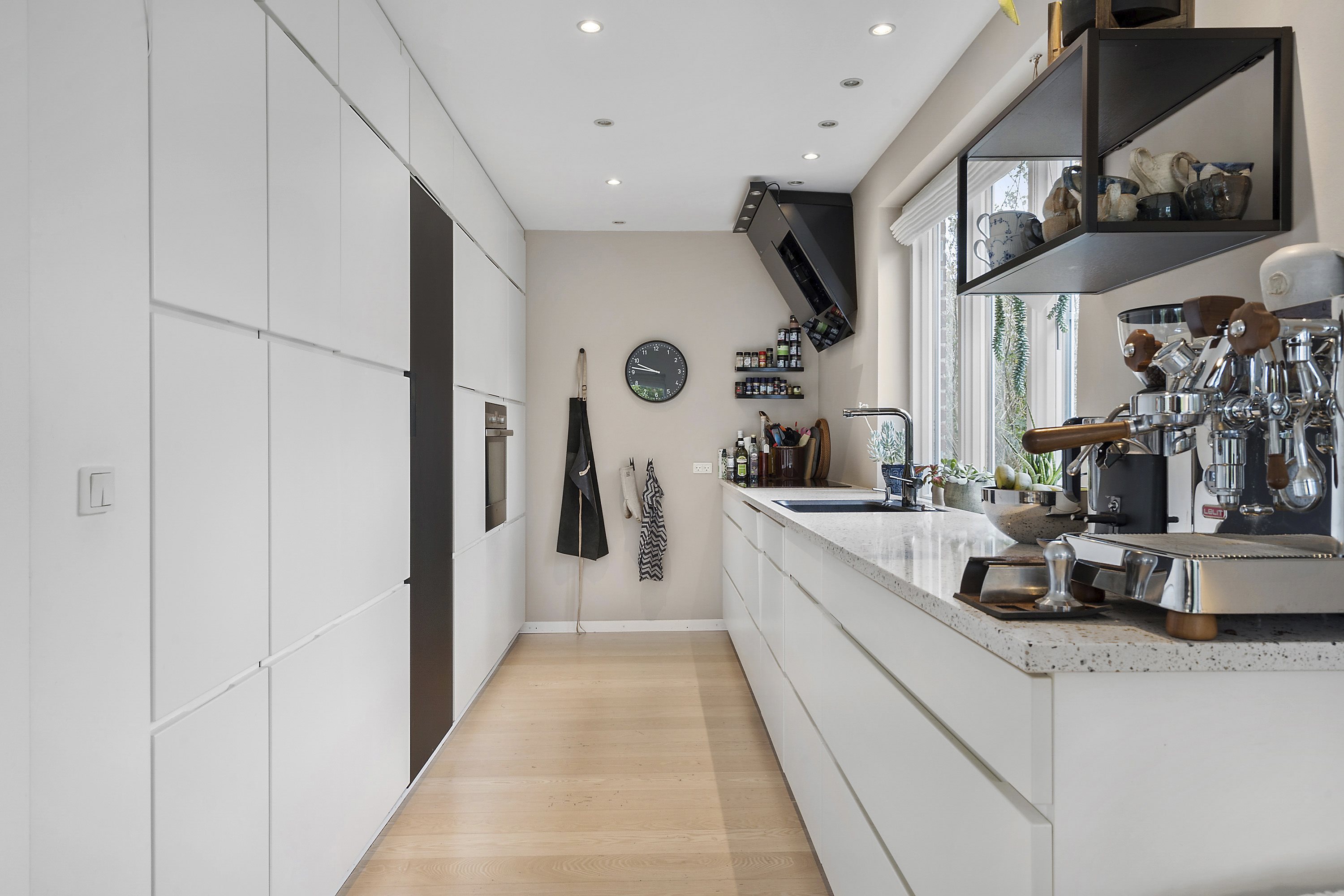 Fremhævet køkken billede i fuldskærmstilstand. Billede af Otto Sverdrups Vej 5, Risvangen, 8200 Aarhus N