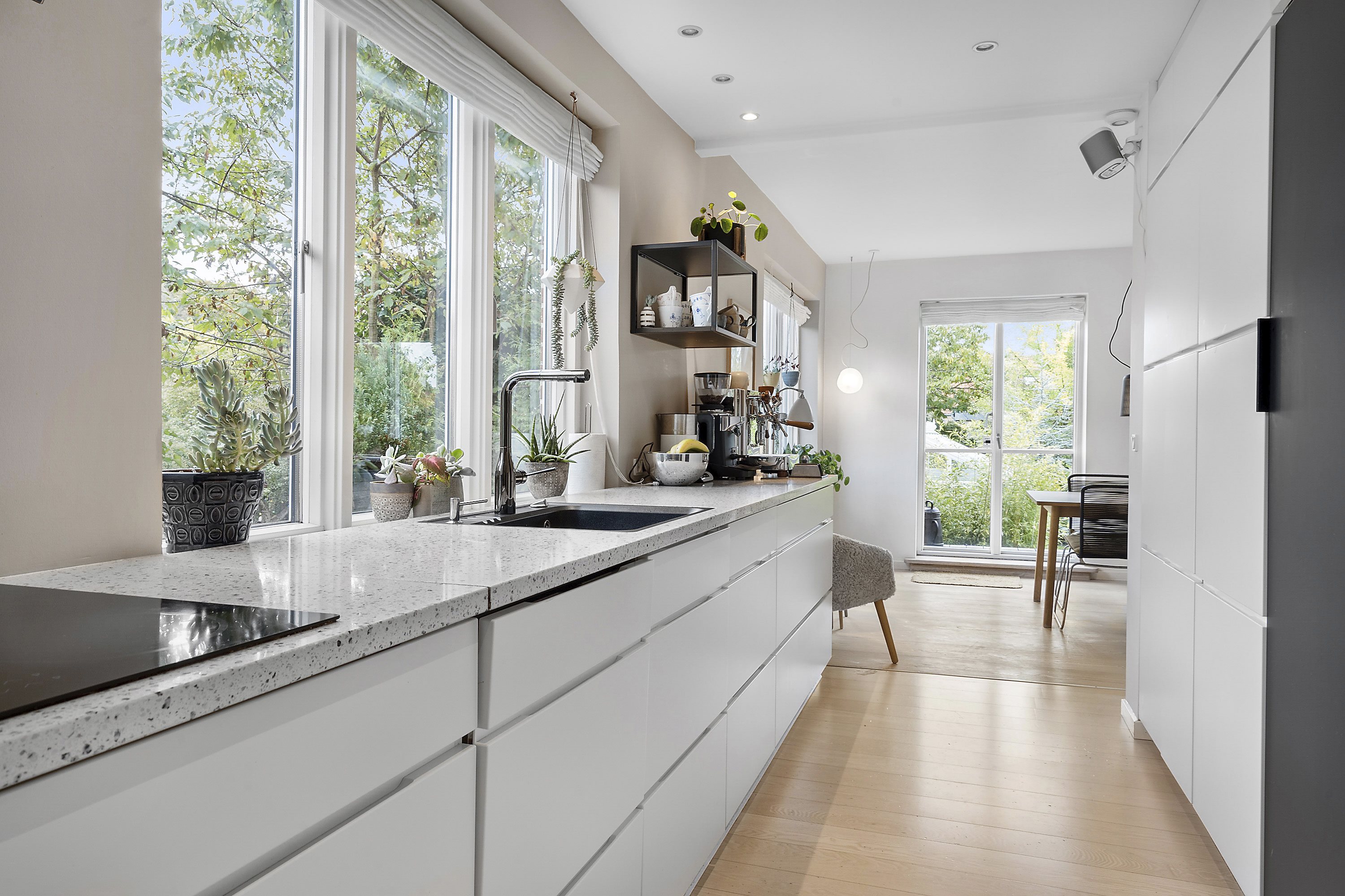 Fremhævet køkken billede i fuldskærmstilstand. Billede af Otto Sverdrups Vej 5, Risvangen, 8200 Aarhus N