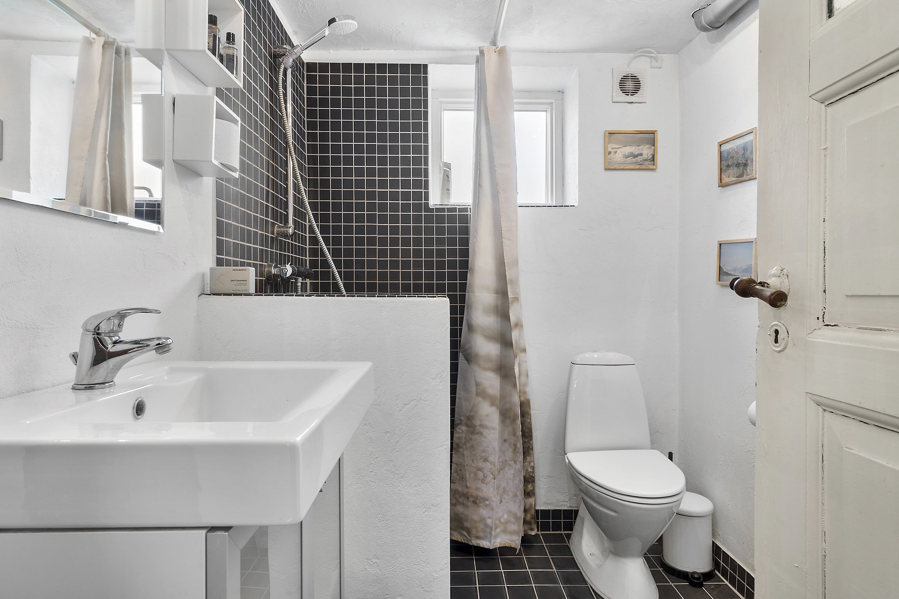 Fremhævet badeværelse billede i fuldskærmstilstand. Billede af Otto Sverdrups Vej 5, Risvangen, 8200 Aarhus N