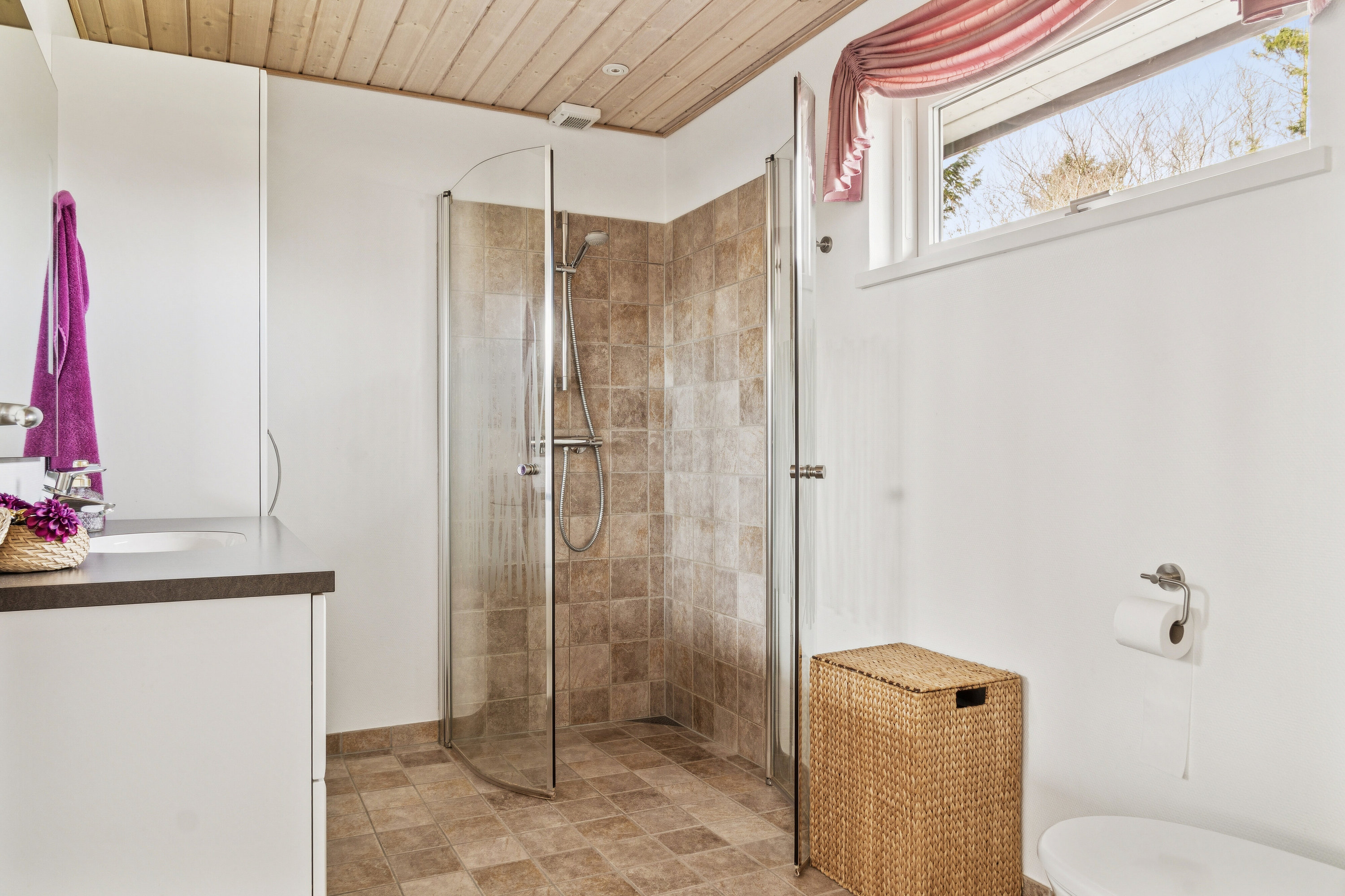 Fremhævet badeværelse billede i fuldskærmstilstand. Billede af Strandagervænge 20A, Gershøj, 4070 Kirke Hyllinge