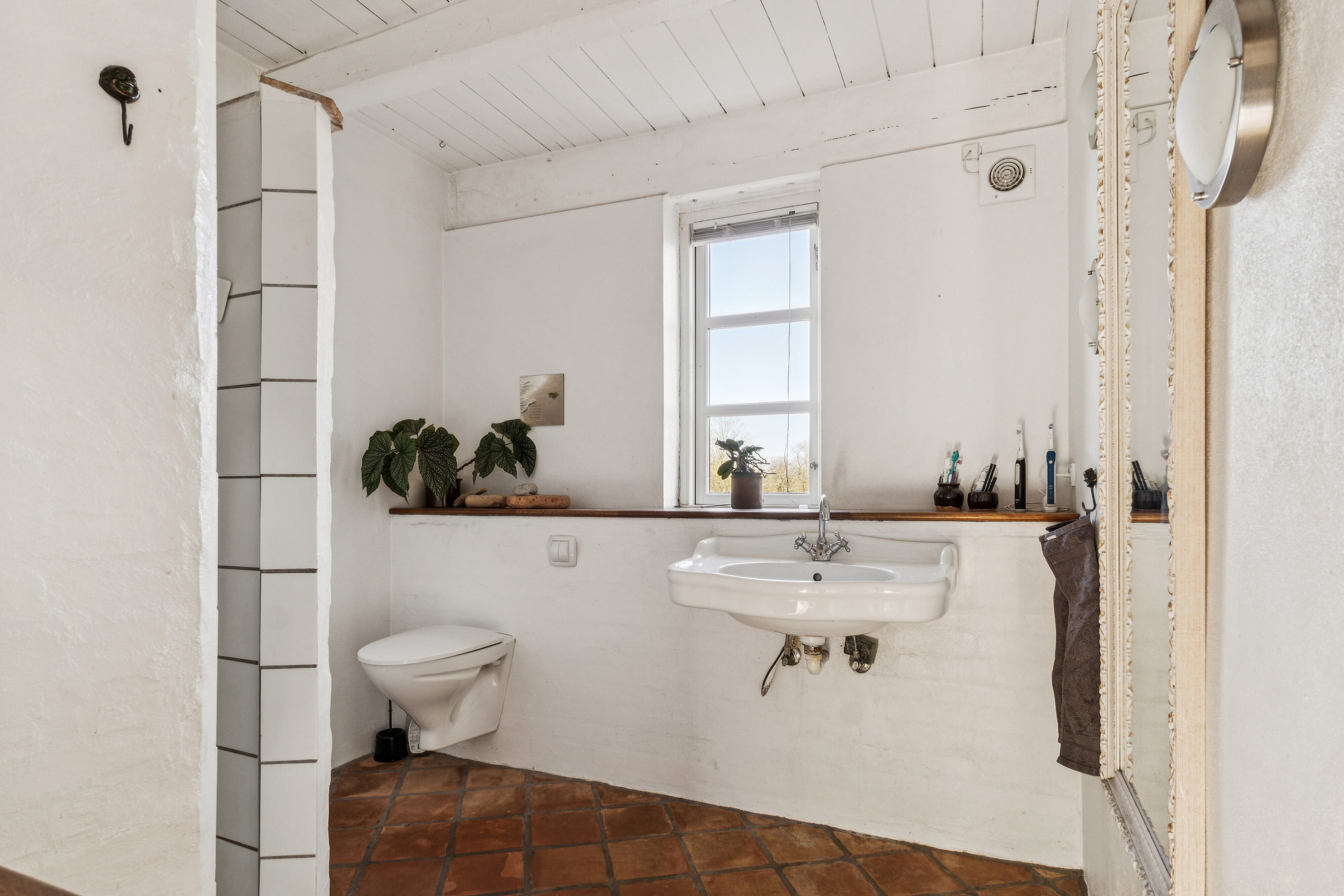 Fremhævet badeværelse billede i fuldskærmstilstand. Billede af Rønnevej 118, Nylars, 3700 Rønne