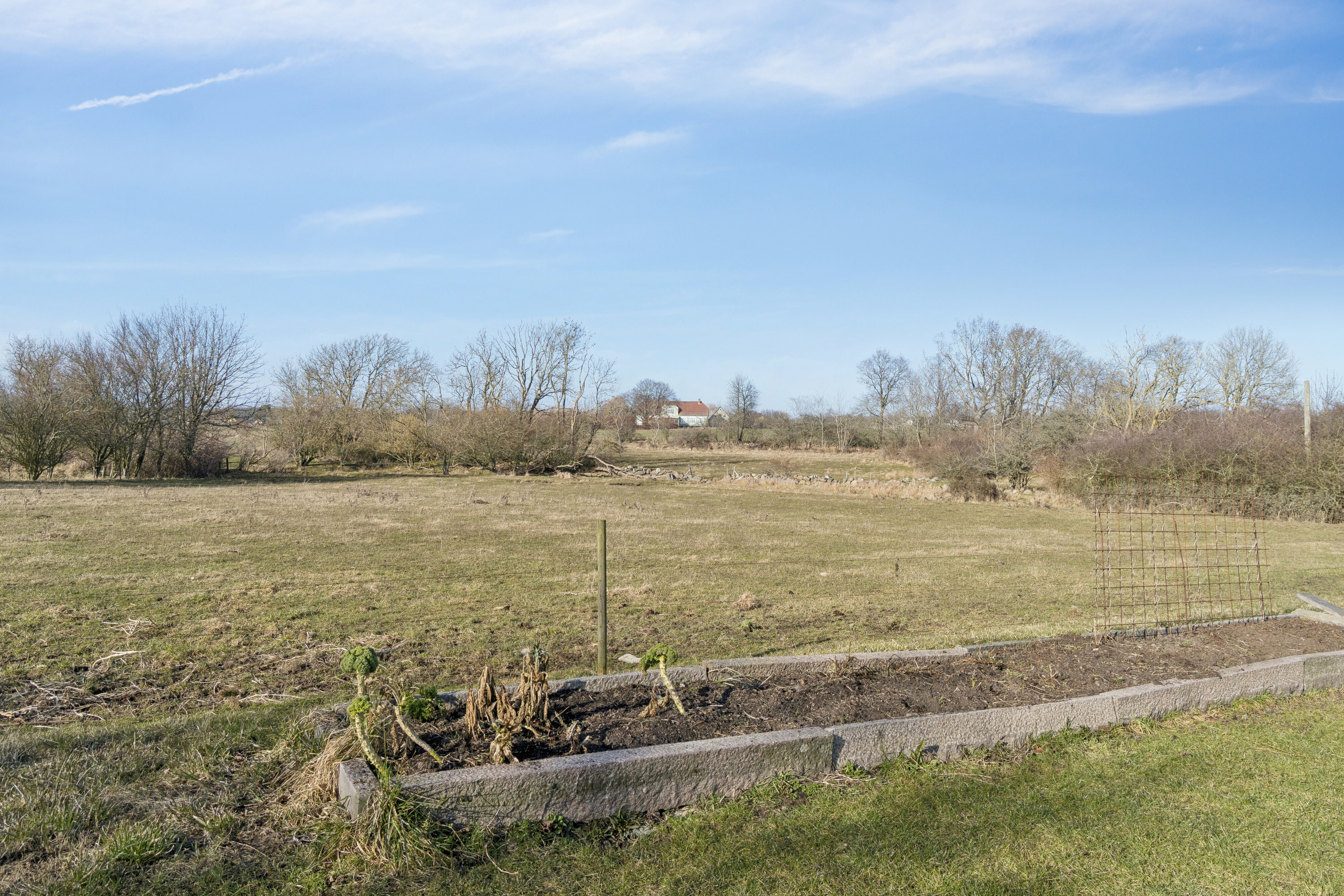 Fremhævet set fra haven billede i fuldskærmstilstand. Billede af Rønnevej 118, Nylars, 3700 Rønne