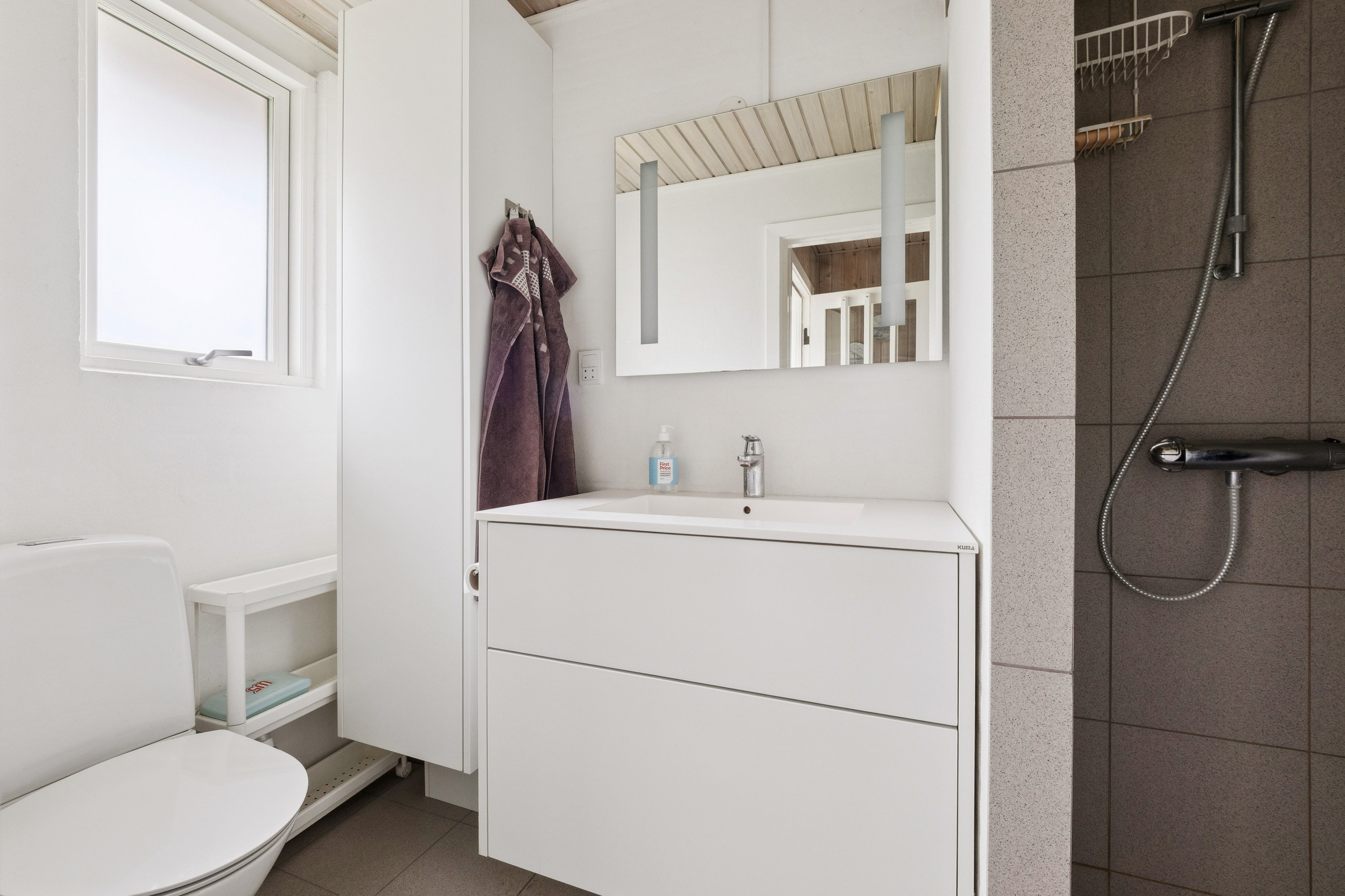 Fremhævet badeværelse billede i fuldskærmstilstand. Billede af Kamillevej 2, Ørding, 7990 Øster Assels